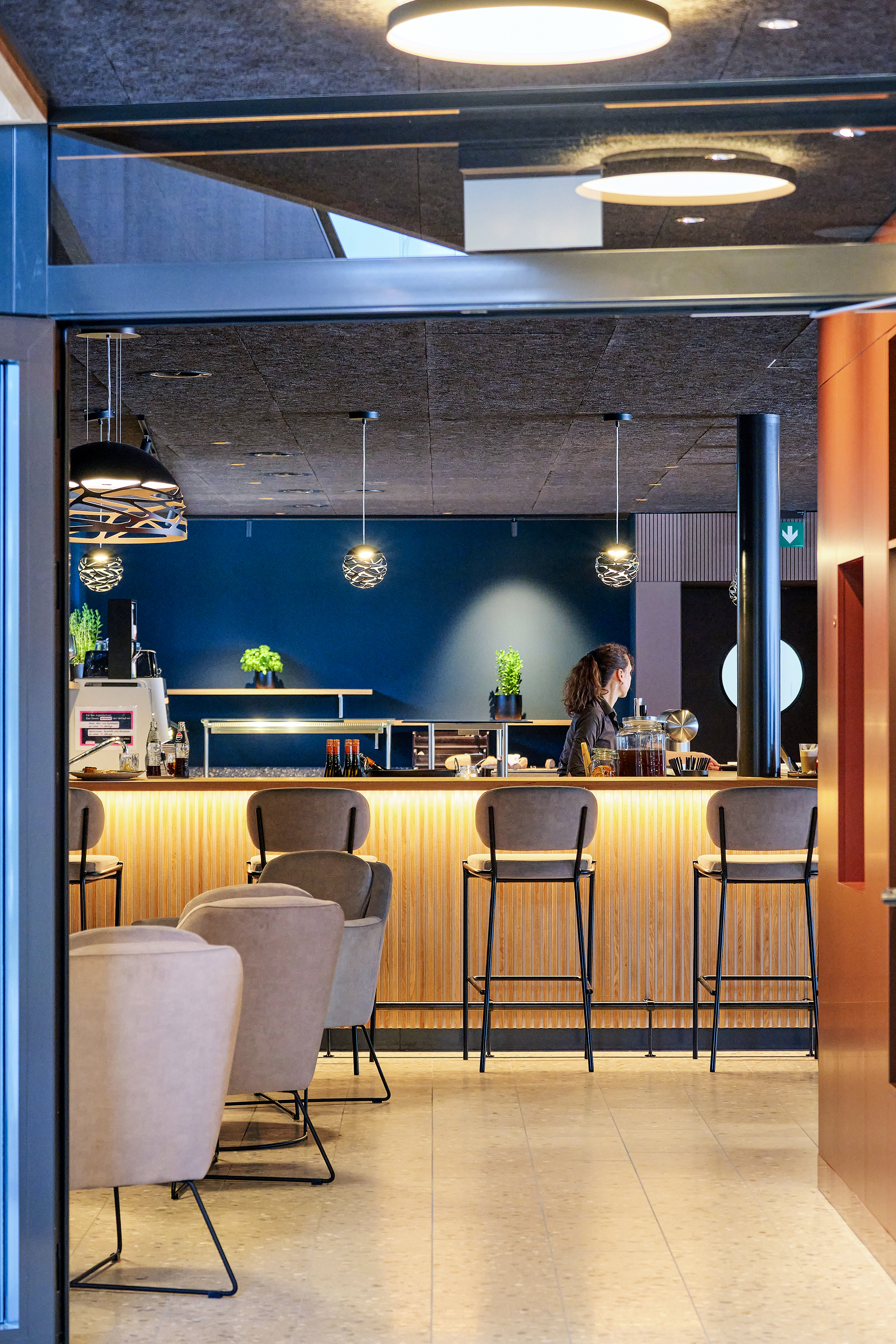 Im Eingangsbereich des Restaurants befinden sich eine kleine Sitzlounge und eine Bar.