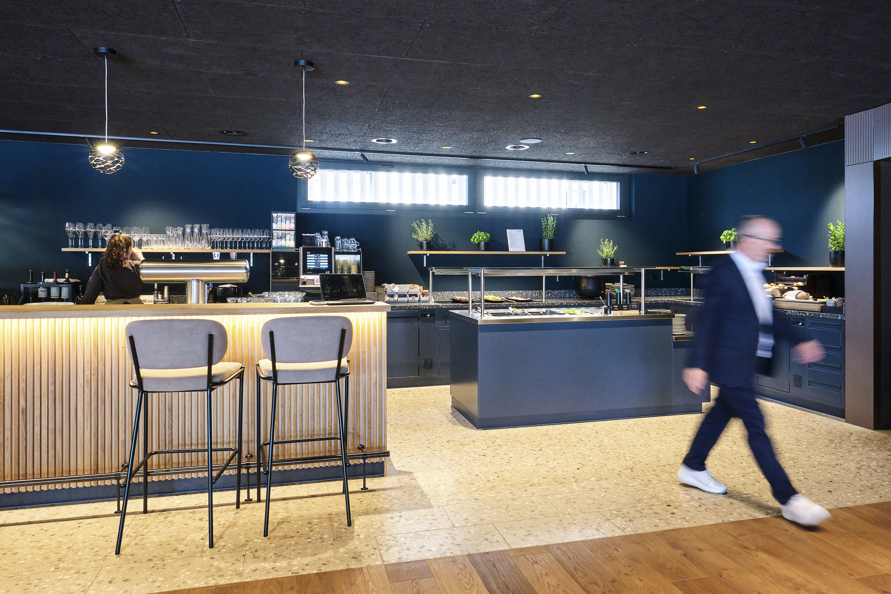 Die grosszügige Buffetanlage mit dunkel beschichteten CNS-Flächen von Electrolux Professional ist ein echter Hingucker.