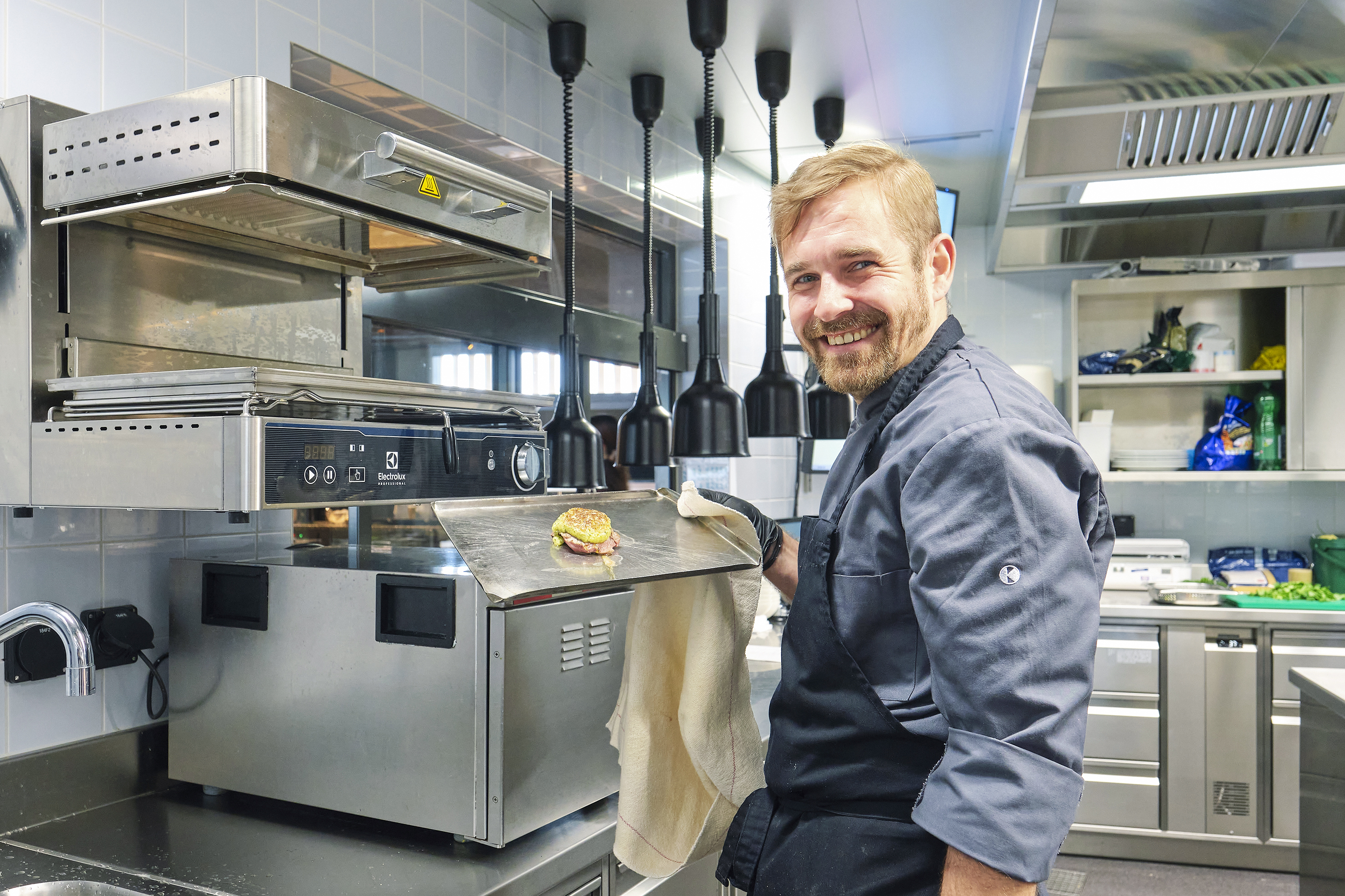 Auch diverse Kleingeräte wie den Salamander oder einen Gemüseschneider TRS lieferte Electrolux Professional.