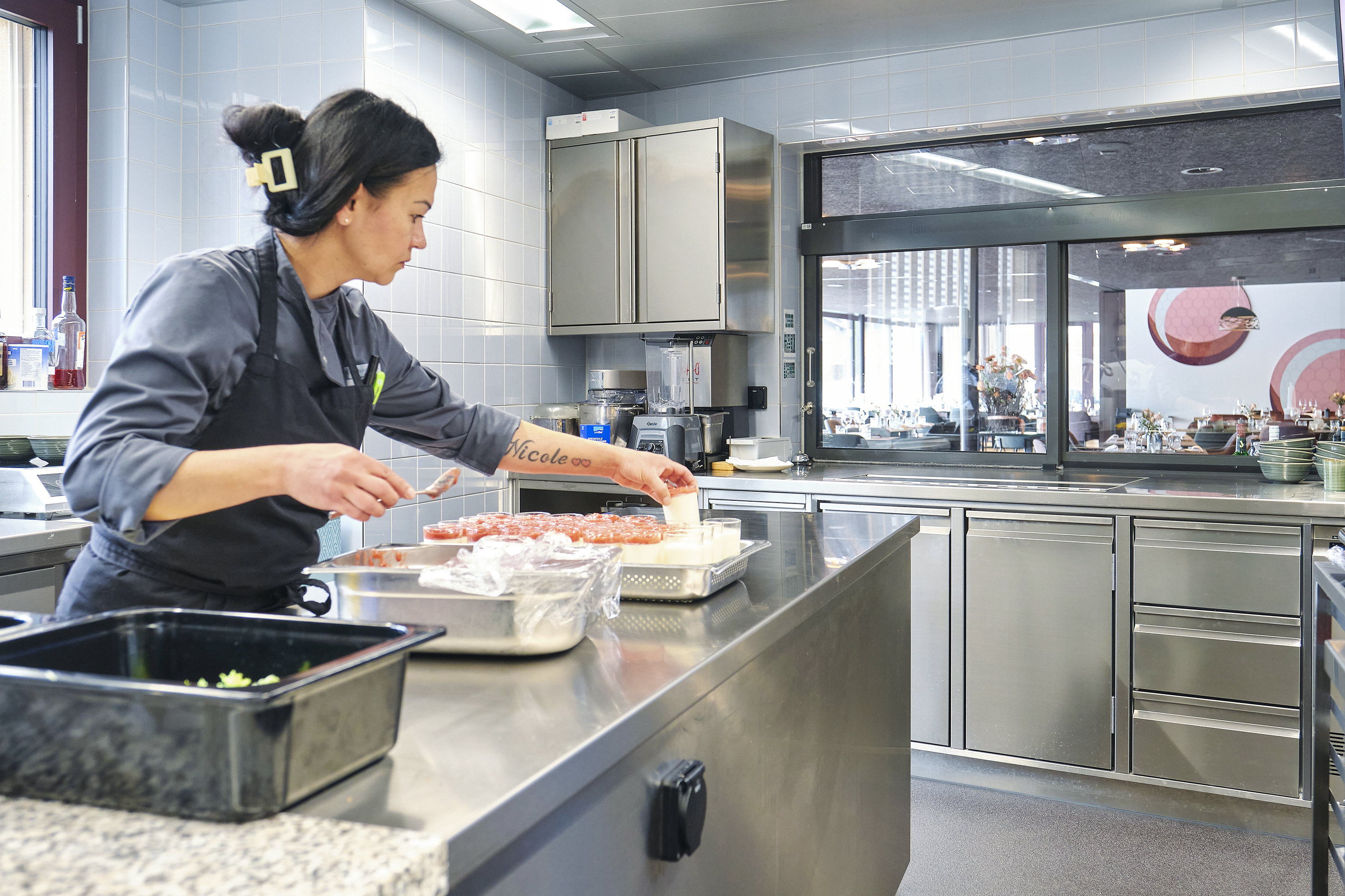 Massanfertigung: In der kalten Küche geht die CNS-Arbeitsfläche in eine Granit-Arbeitsfläche über, um die Teigverarbeitung zu erleichtern.