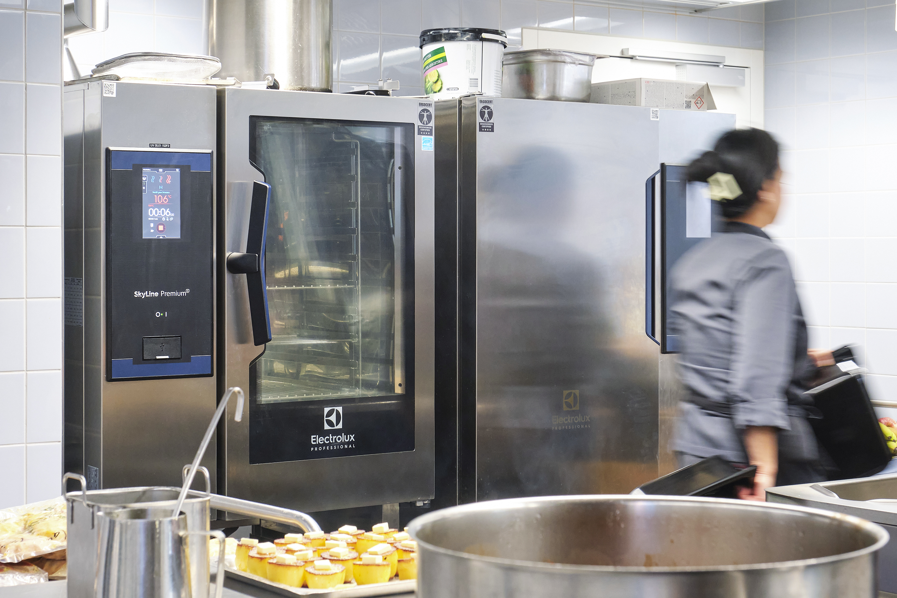 Der SkyLine Premium-S Ofen (l.) und der SkyLine Chill-S Schockkühler/Schockfroster von Electrolux Professional erleichtern das Vorbereiten von Speisen ohne Qualitätsverlust.