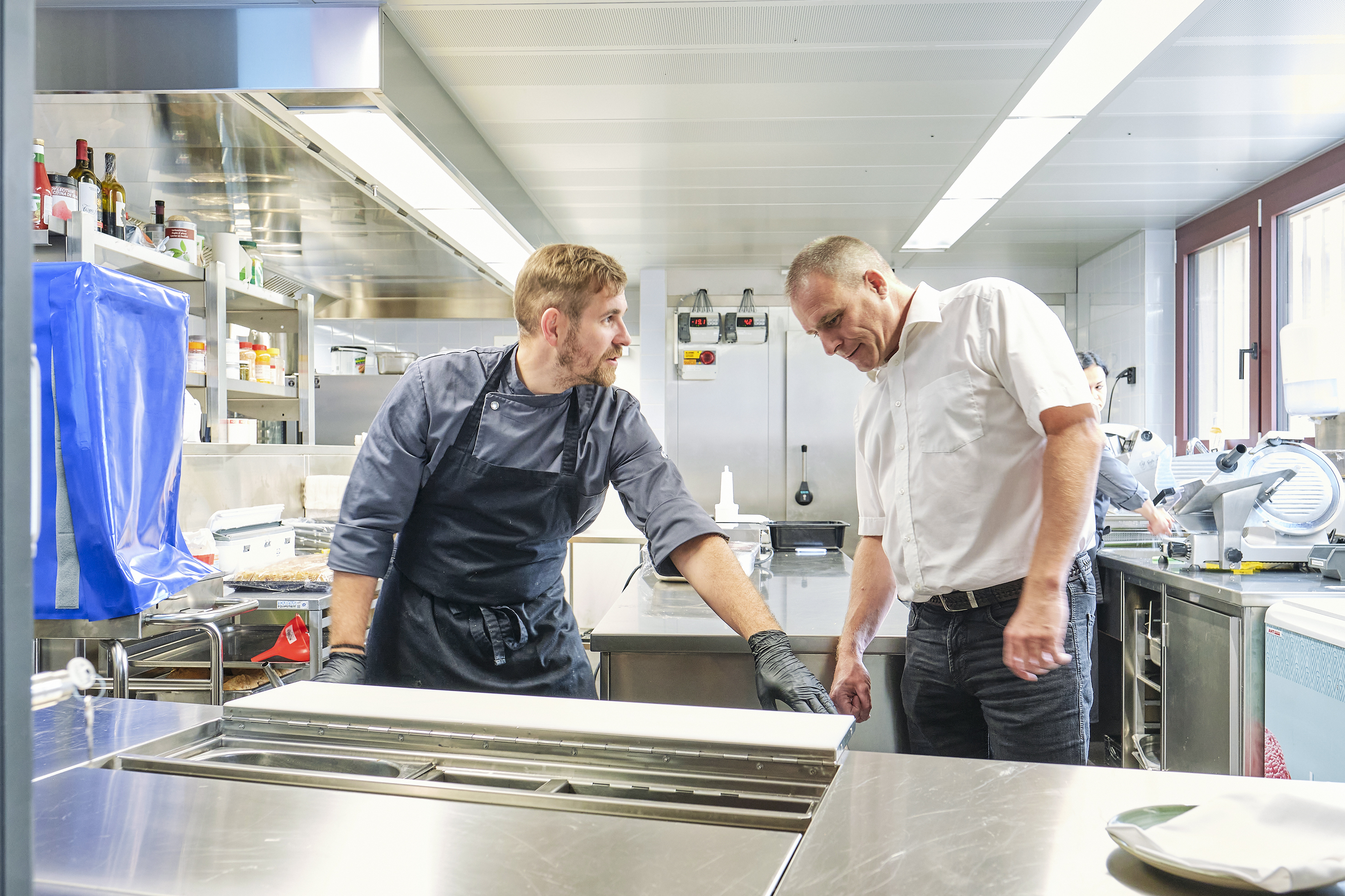 Sous-Chef Torsten Kampf (l.) ist froh, dass er auch nach dem Kücheneinbau jederzeit auf die Beratung von Electrolux Professional zurückgreifen kann.