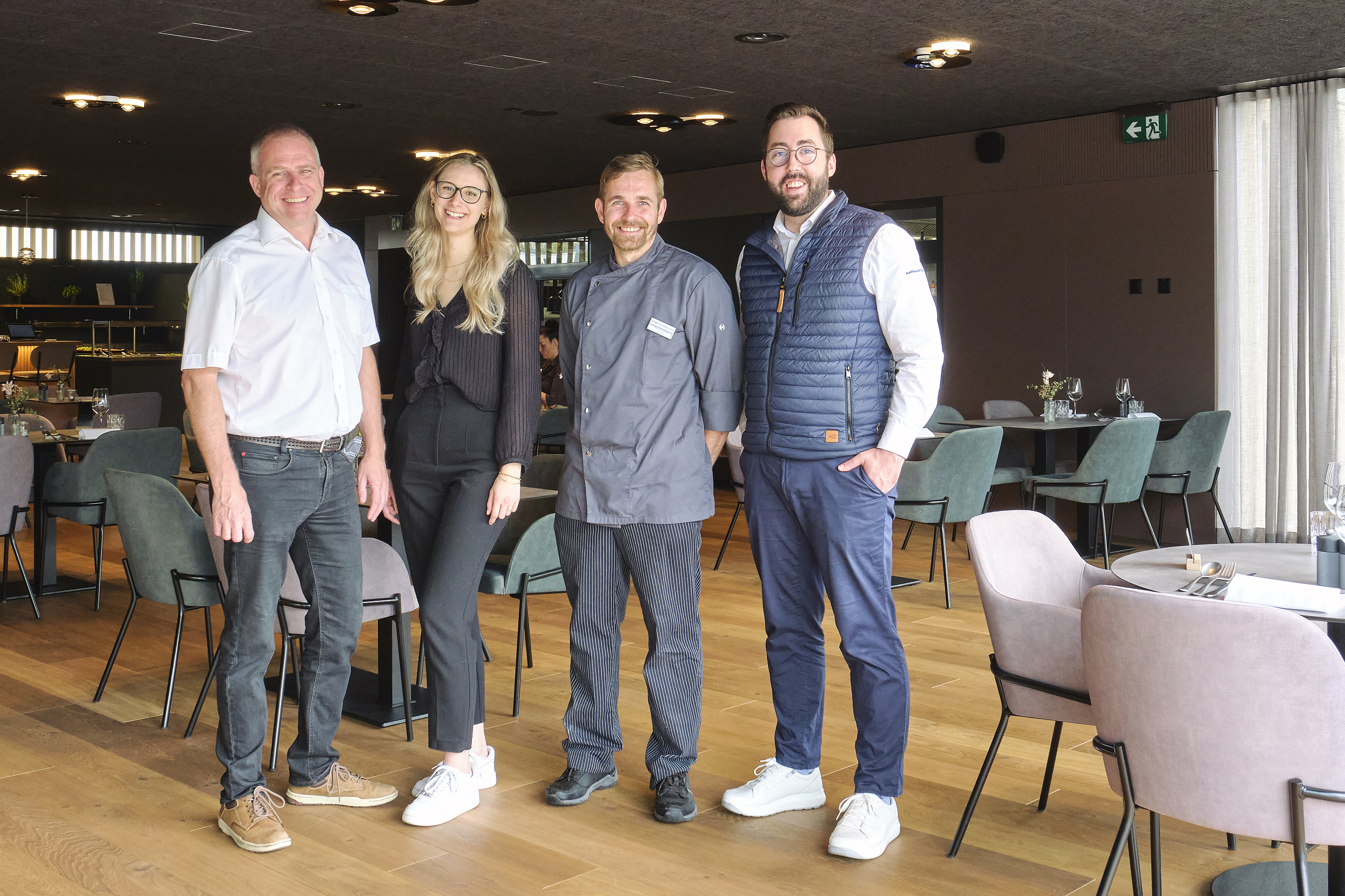 Freuen sich über das gute Projektergebnis (v.l.): Beat Clement, Regionalverkaufsleiter, und Neele Lötscher, Marketing Specialist von Electrolux Professional mit Sous-Chef Torsten Kampf und Direktor Fabian Muntwyler vom Hotel & Aparthotel Aarau-West.