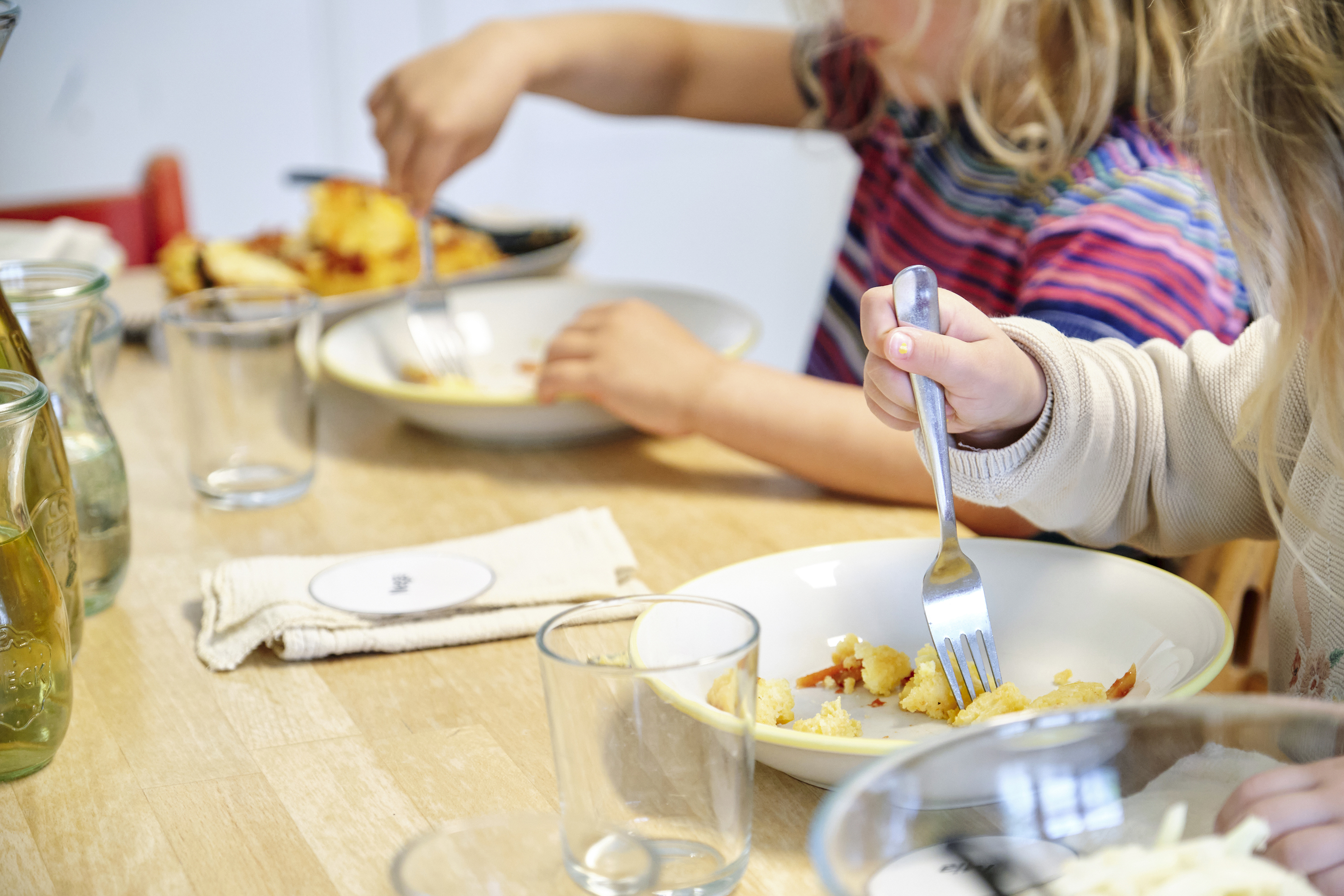 Im Kita-Alltag spielt das gemeinsame Essen eine wichtige Rolle. Gesund und fein soll es sein! Dafür sorgt die kibe plus Catering GmbH aus Bern.
