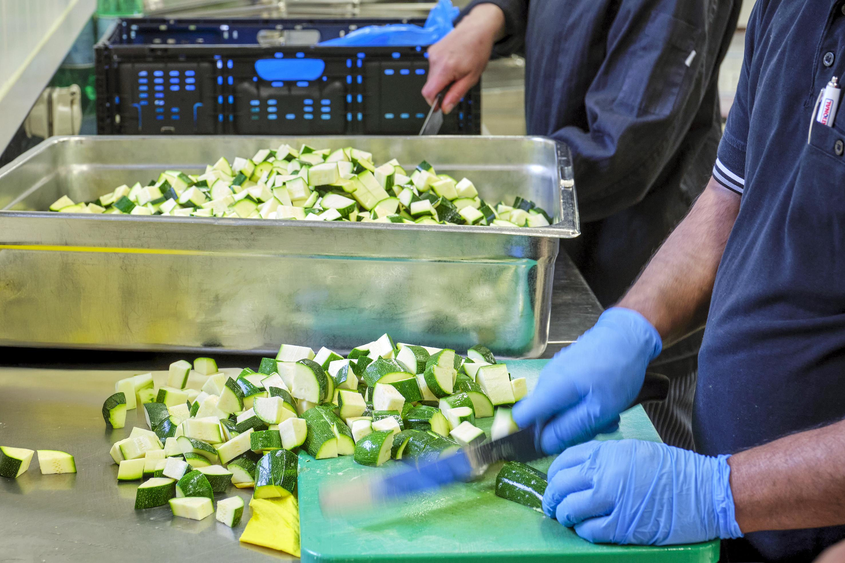 Das zehnköpfige Küchen-Team erbringt tagtäglich den Beweis, dass gesunde Kindermenüs auch schmackhaft sein können.