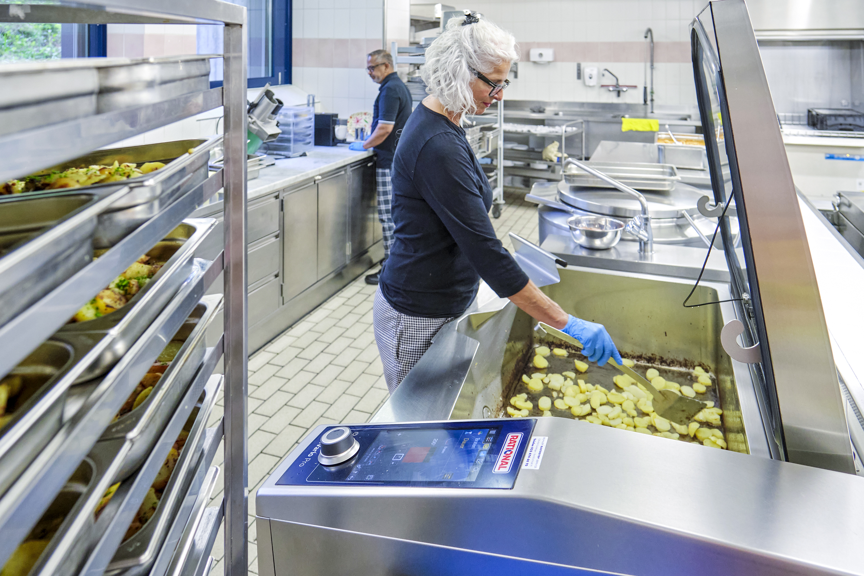 Der iVario Pro XL von Rational bringt Effizienz in den vielseitigen Kochalltag: Kochen, braten, frittieren und optional druckgaren, alles auf kleinstem Raum.