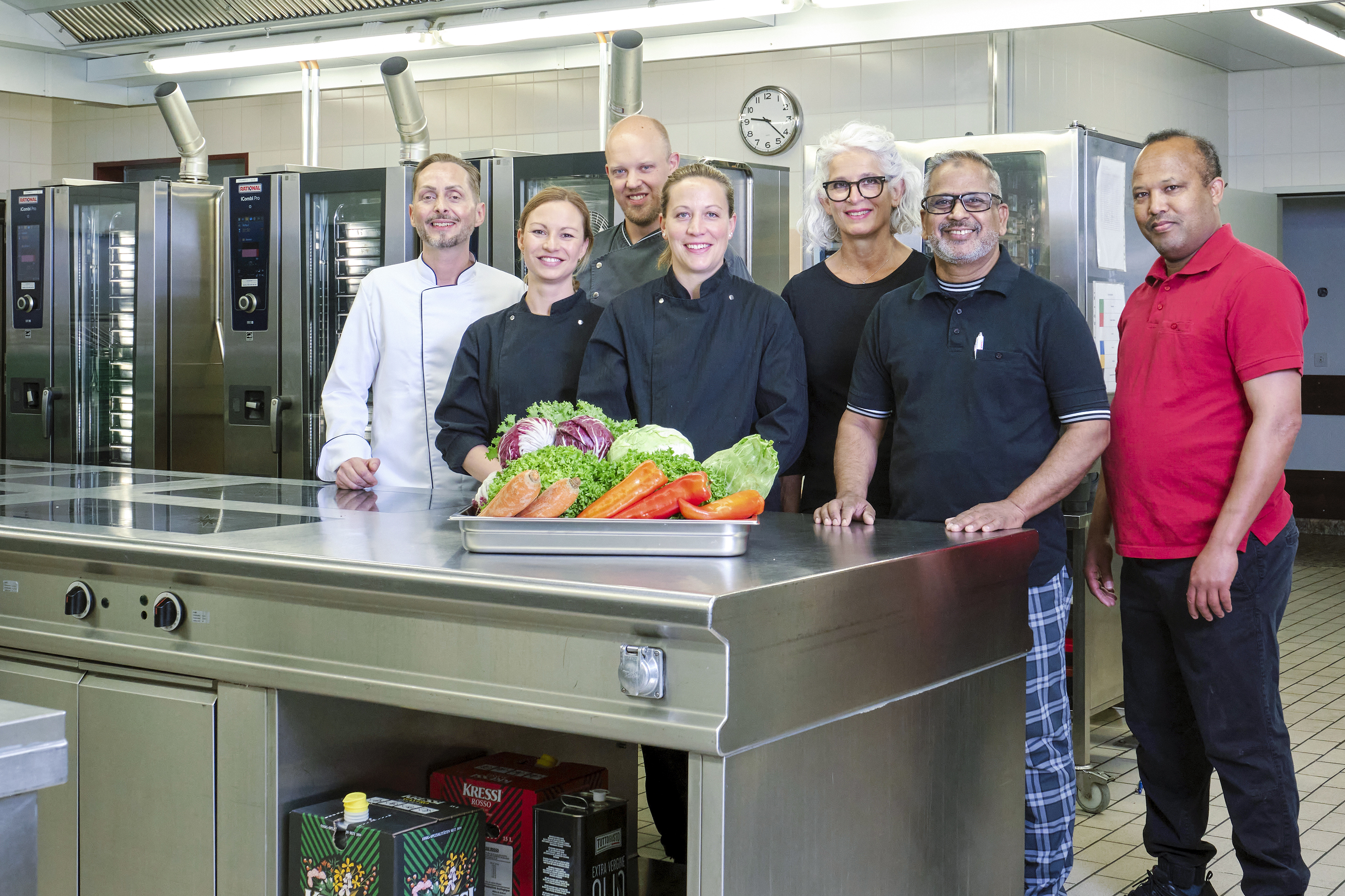 Martin Schawalder, regionaler Vertriebsleiter von Rational Schweiz, schätzt den Austausch mit seinen Endkundinnen und Endkunden, wie hier mit Chefköchin Chantal Wyssbrod und Simon Lüthi von der kibe plus Catering GmbH und ihrem Team (v.l.).