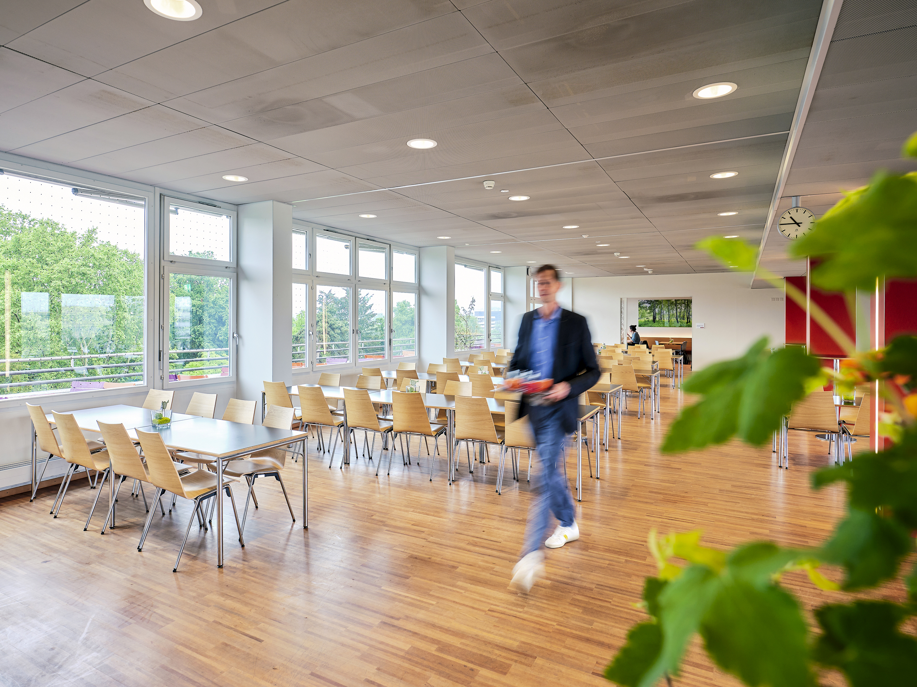 Die Mitarbeitenden des Claraspitals verpflegen sich im Personalrestaurant und geniessen dabei einen schönen Blick über den Park und die umliegenden Häuser.