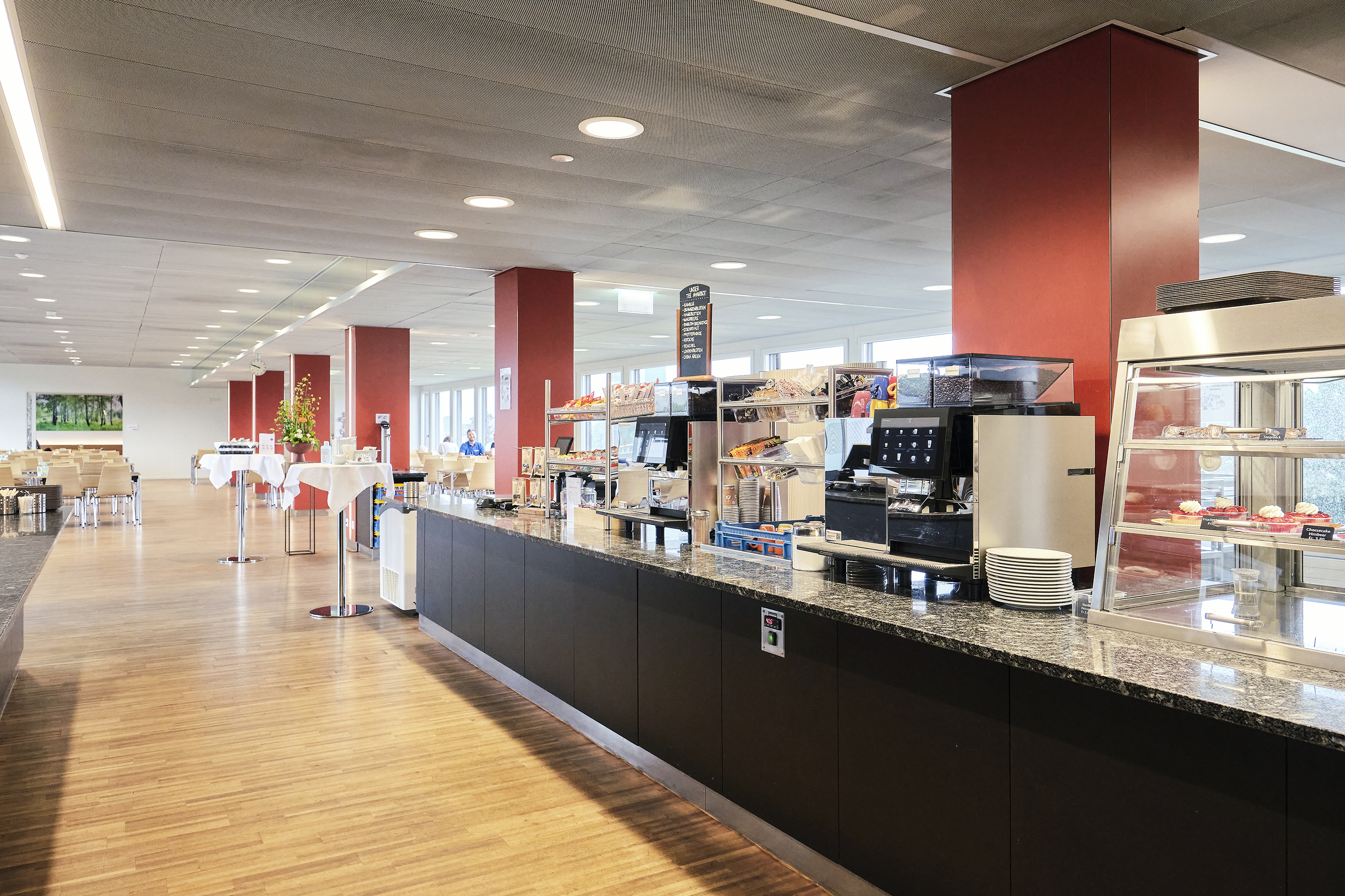 Vier Kaffeevollautomaten «Black&White 4» von Thermoplan bieten eine grosse Auswahl an Kaffeespezialitäten und garantieren einerasche Ausgabe.