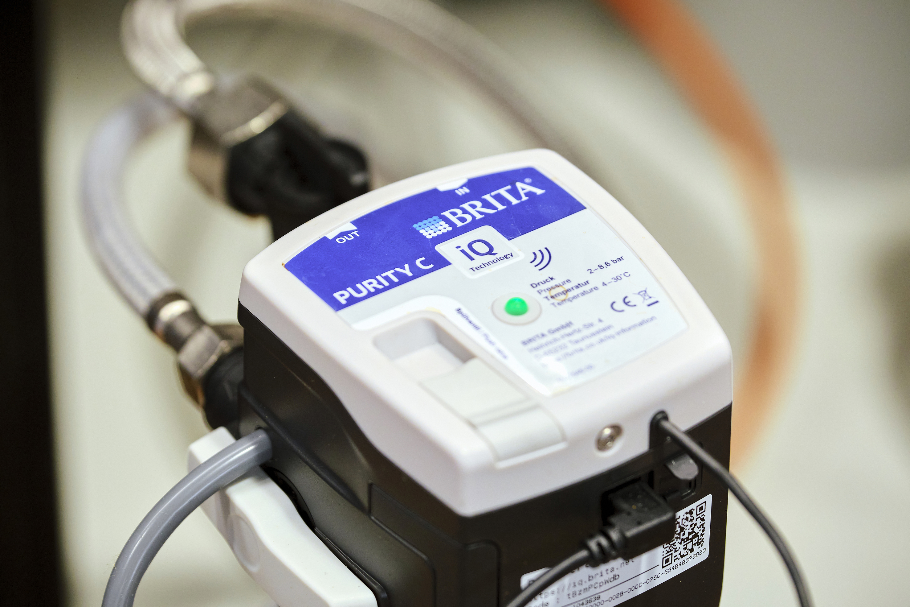 Der Purity C iQ-Filterkopf von Brita korrigiert allfällige Schwankungen in der Wasserqualität automatisch und passt den Zielkalkgehalt von selbst an.