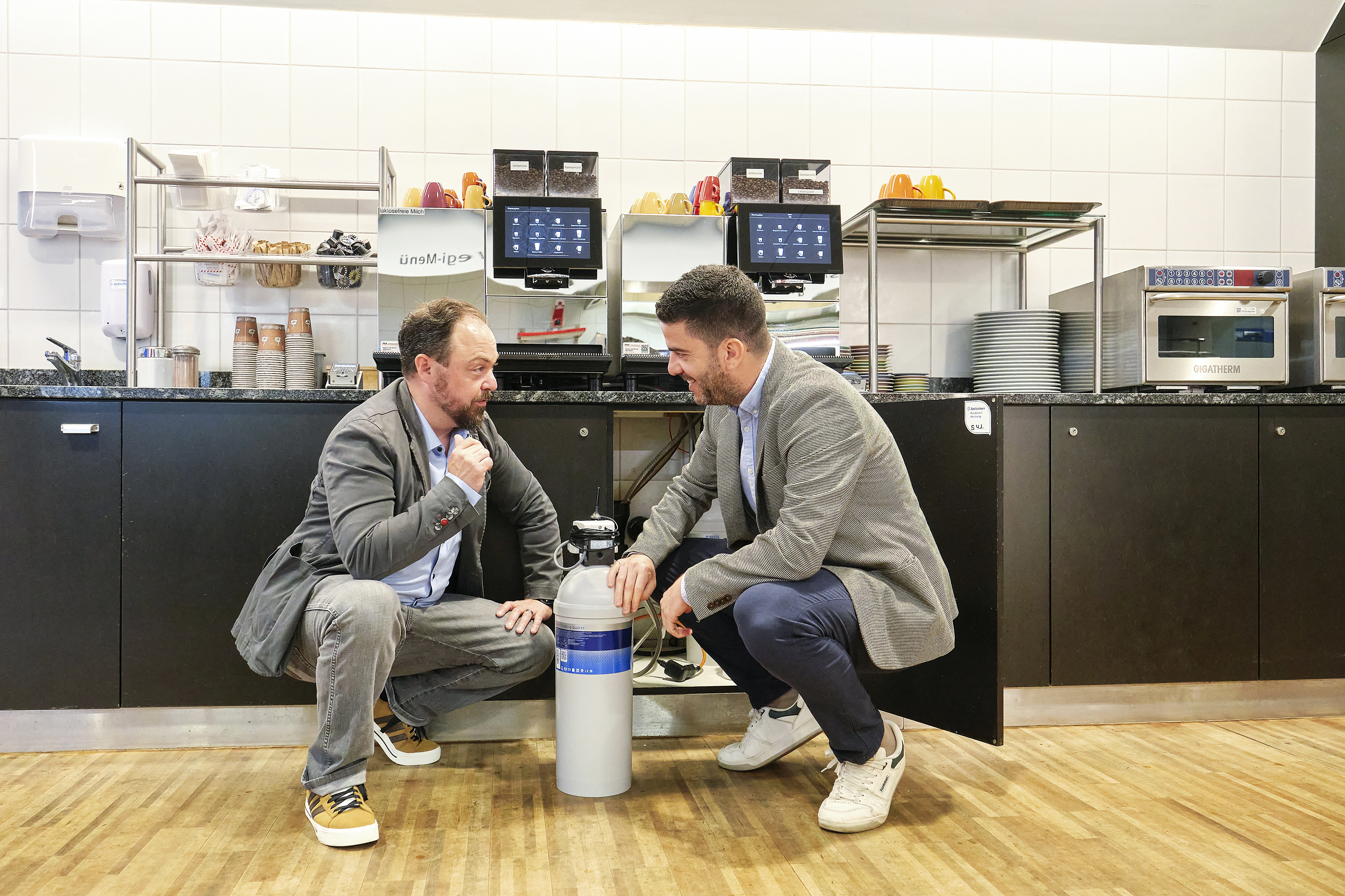 Die zwei wissen, was es für guten Kaffee braucht: Thomas Etter, Geschäftsführer der PKS Kaffeemaschinen AG, und Alan Lama, Key Account Manager bei Brita.