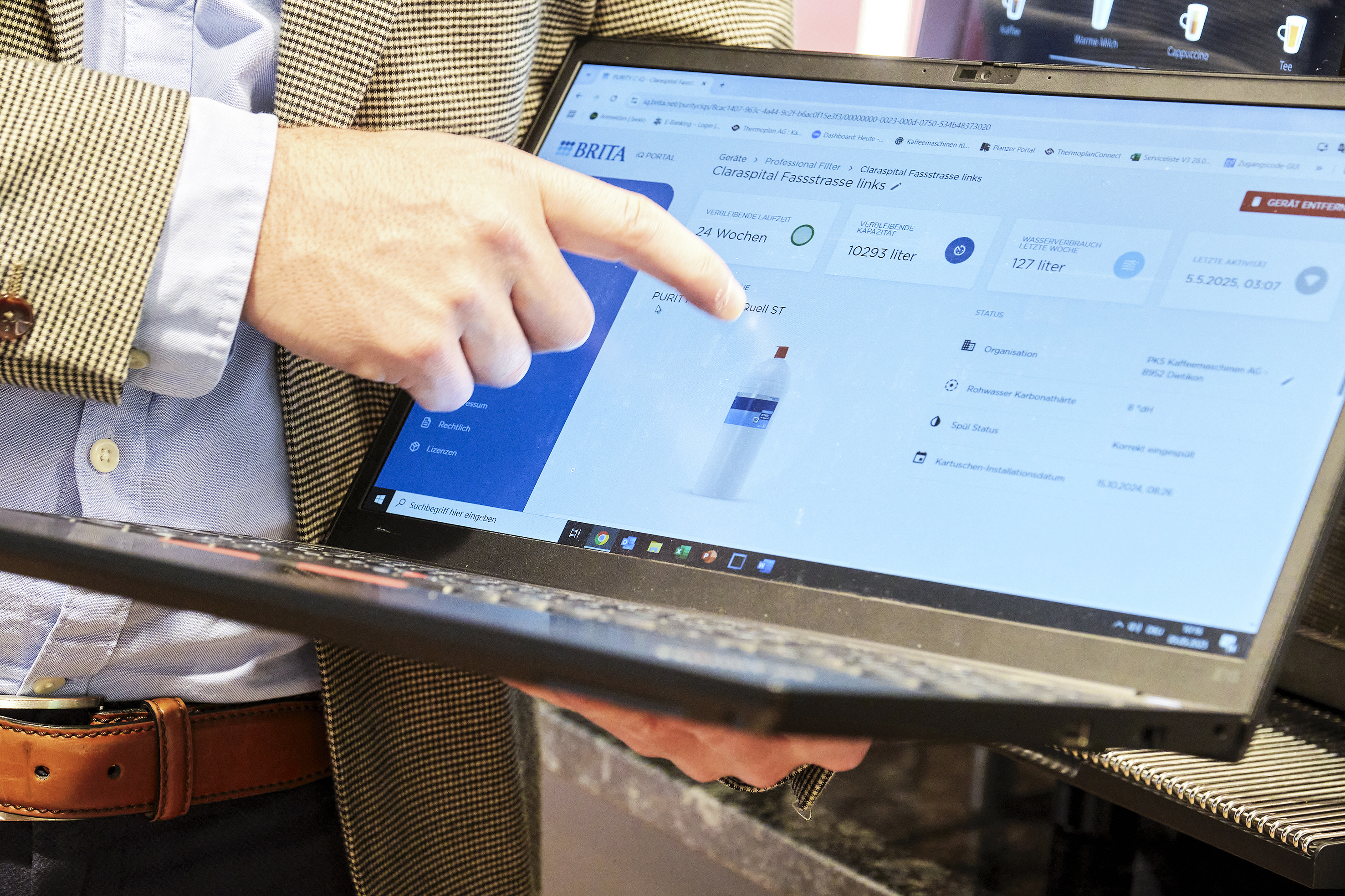 Im iQ-Portal können Thomas Etter (l.), Geschäftsführer der PKS Kaffeemaschinen AG, und sein Team alle registrierten Filter überprüfen und die Restkapazitäten kontrollieren. So lassen sich die Servicerouten effizient planen. Hier mit Alan Lama, Key Account Manager bei Brita.