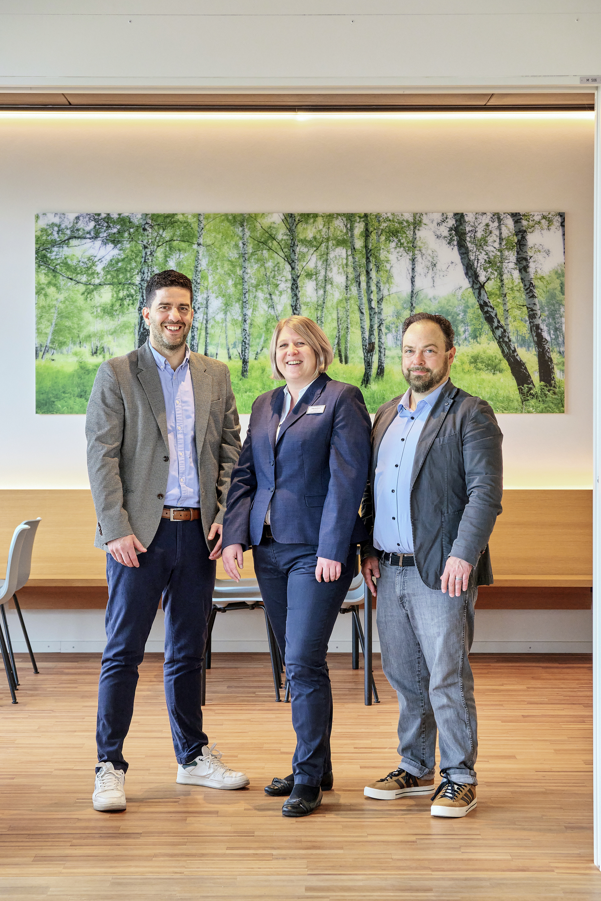 Eine langjährige Partnerschaft verbindet das Claraspital, die PKS Kaffeemaschinen AG und die Brita Wasser-Filter-Systeme AG (v.l.): Alan Lama, Key Account Manager bei Brita, Claudia Hossli, Leiterin Services im Claraspital, und Thomas Etter, Geschäftsführer der PKS.