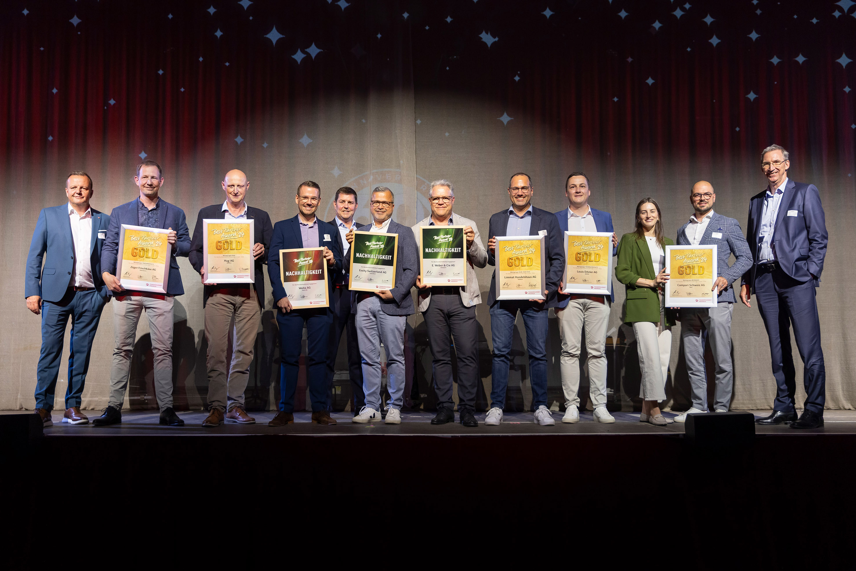 Alle Sieger-Gold-Diplome über alle Warengruppen: Pascal Krebs, Transgourmet Schweiz AG, Ivo Rutz, Züger Frischkäse AG, Urs Bussmann, Hug AG, Andreas Brunner, Weita AG, Roger Renggli und Allen Vogt, Essity Switzerland AG, Marcel Tiziani, E. Weber & Cie. AG, Ralf Lienhammer, Limmat Handelshaus AG, Pascal Schiller, Louis Ditzler AG, Nina Leuzinger und Enio Polcan, Campari Schweiz AG, Philipp Dautzenberg, Transgourmet Schweiz AG.
