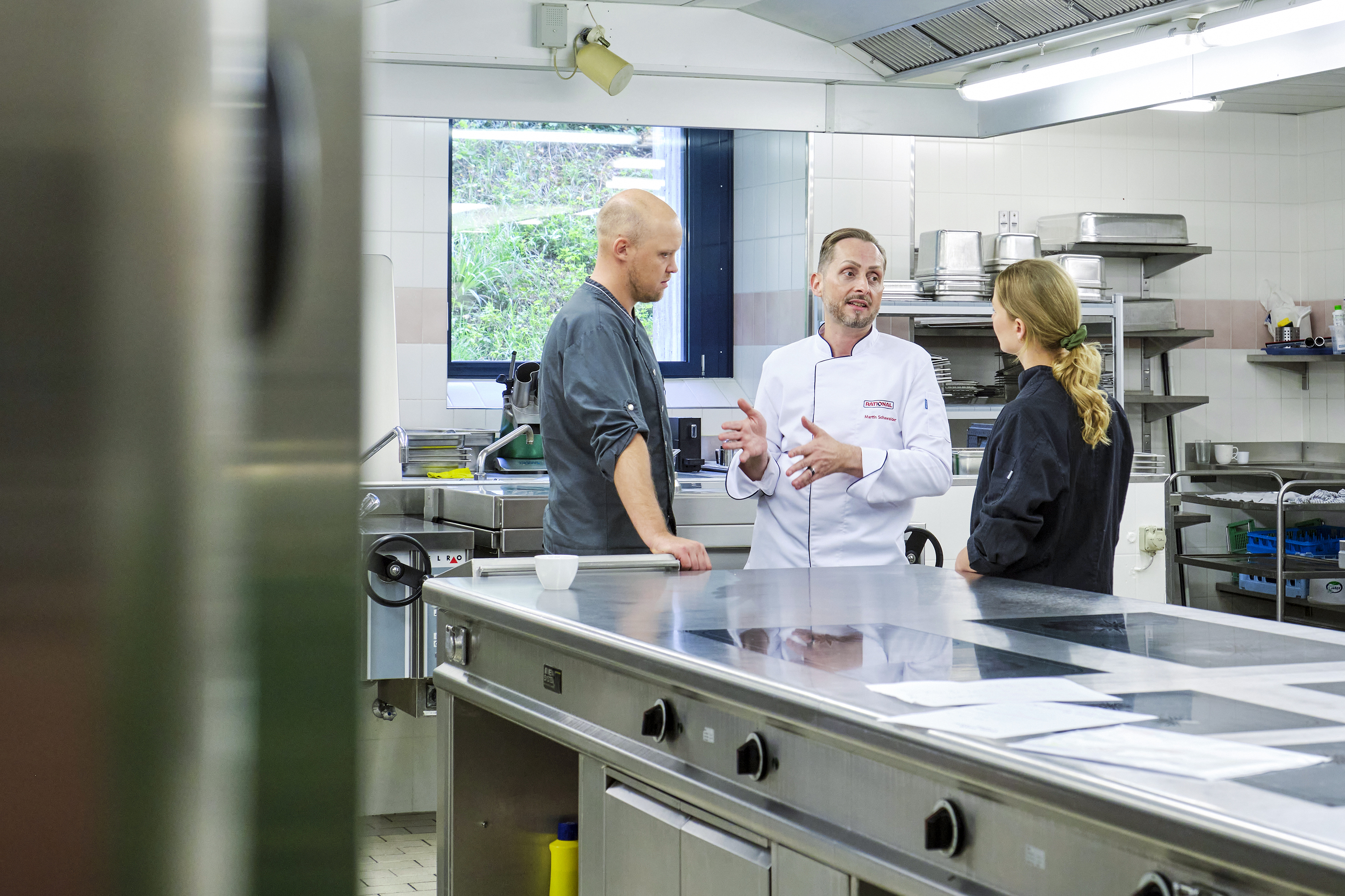 Eine Zusammenarbeit auf Augenhöhe: Martin Schawalder, regionaler Vertriebsleiter von Rational Schweiz (Mitte) mit Chantal Wyssbrod und Simon Lüthi von der kibe plus Catering.