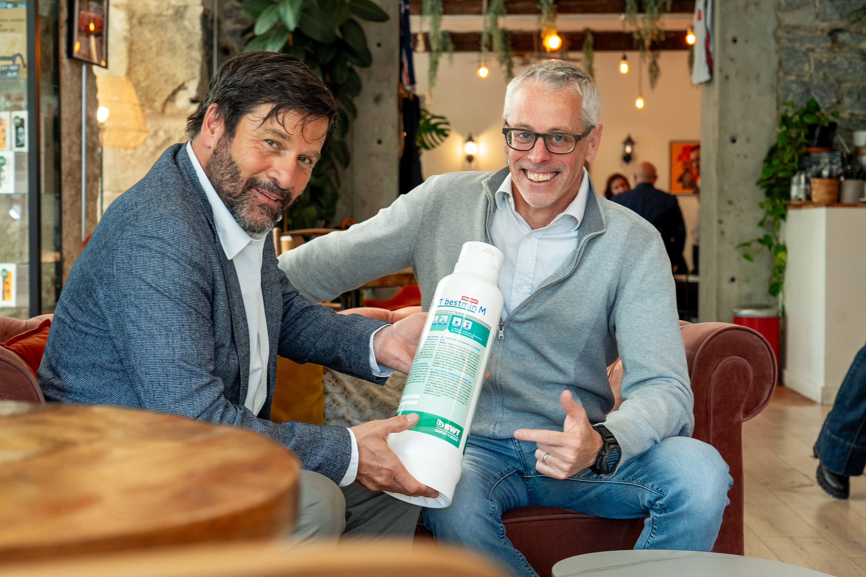 Zwei Experten, eine Leidenschaft: hochwertiges Wasser für hervorragenden Kaffee – Enrico Di Vincenzo, Verkaufsleiter für Water & More bei BWT (l.) und Matteo Castelnuovo, Experte für Kaffeemaschinen.   