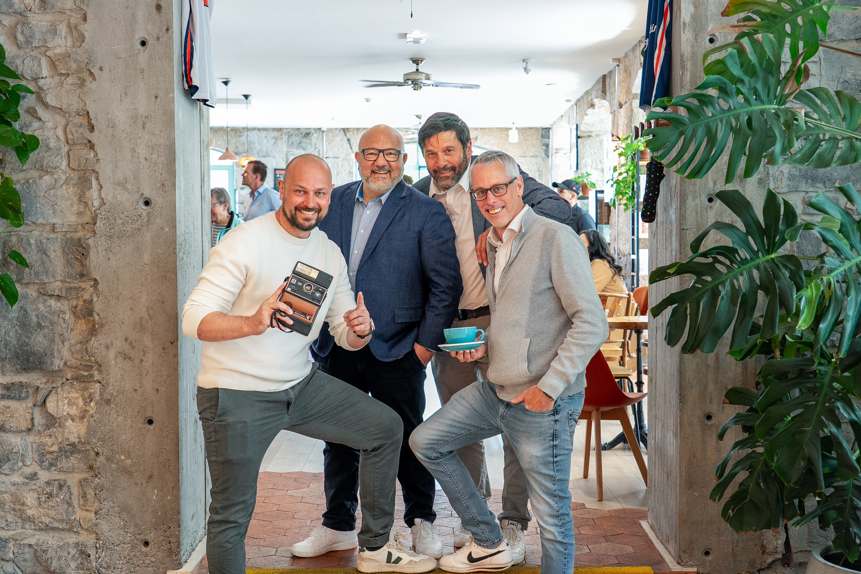 Eine Partnerschaft die auf Vertrauen und guter Laune basiert (v.l.): Jerome Legras, Coffee Manager im Oh Martine!, Roberto Bucolo und Enrico Di Vincenzo, die beiden Verkaufsleiter für Water & More bei BWT, und Matteo Castelnuovo, Experte für Kaffeemaschinen in Genf.