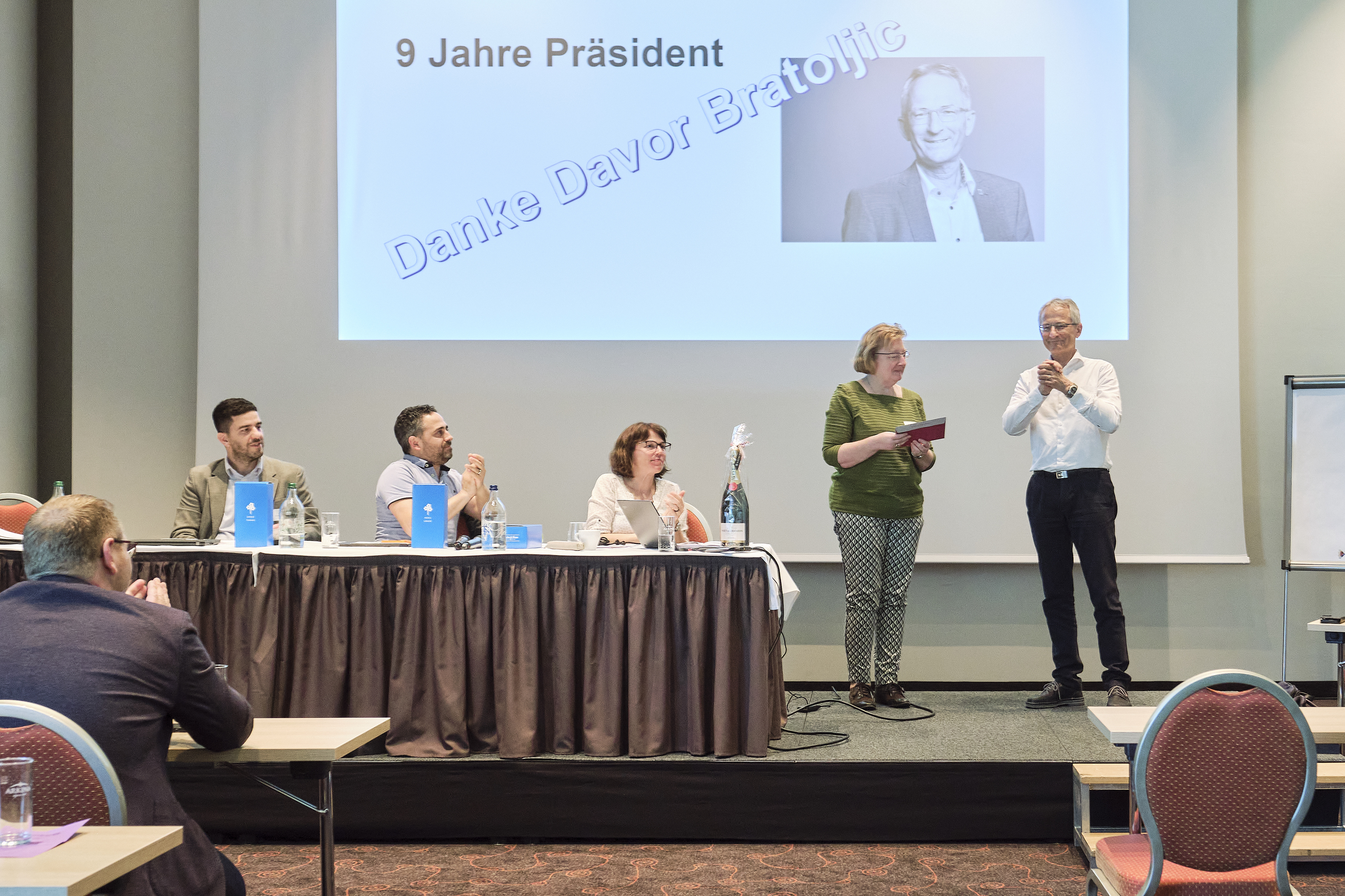 Die neue Präsidentin verdankt die langjährigen Dienste von Davor Bratoljic.