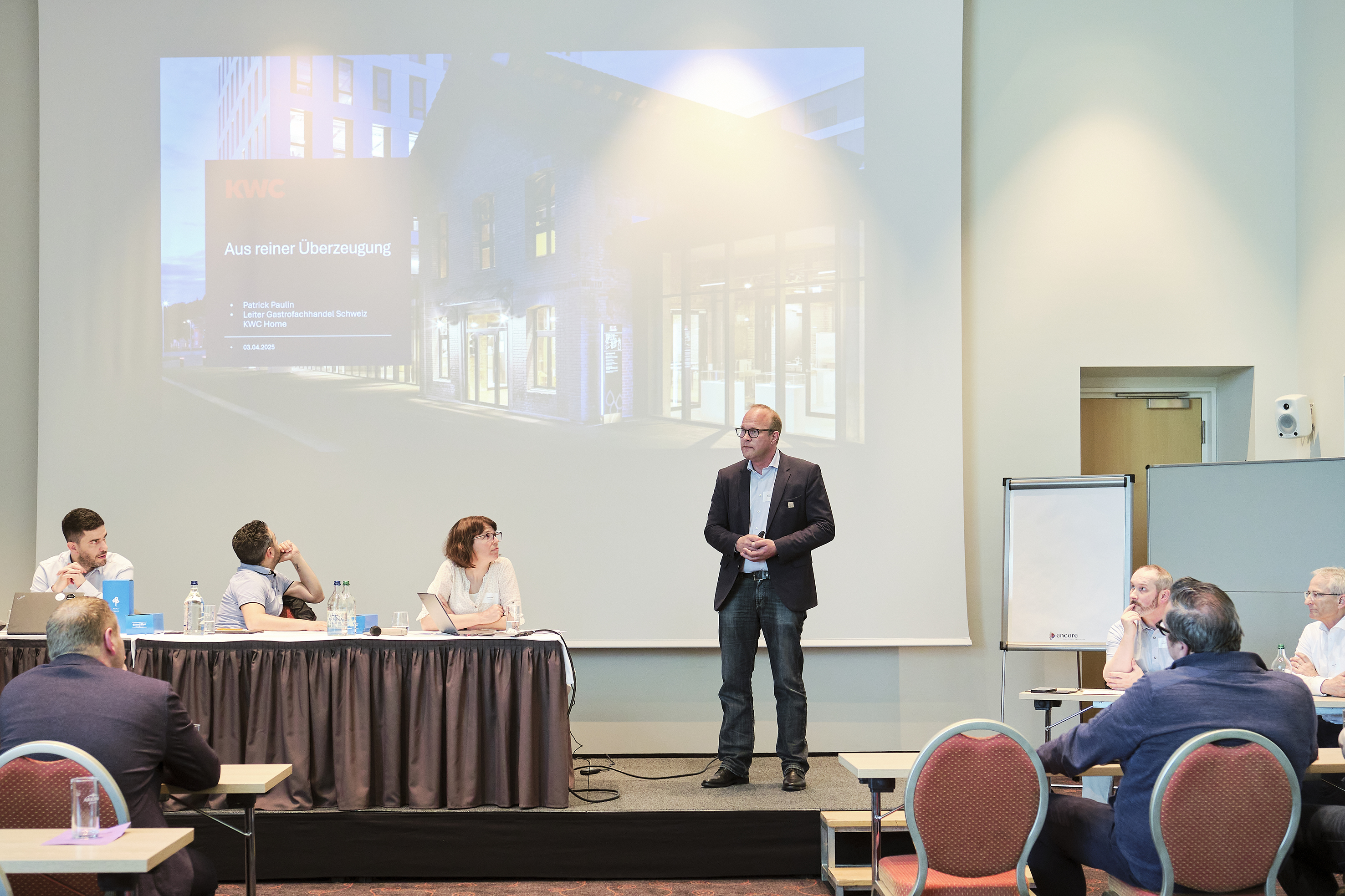 Patrick Paulin von der KWC Group AG stellt seine Firma im Rahmen des Aufnahmeverfahrens vor.