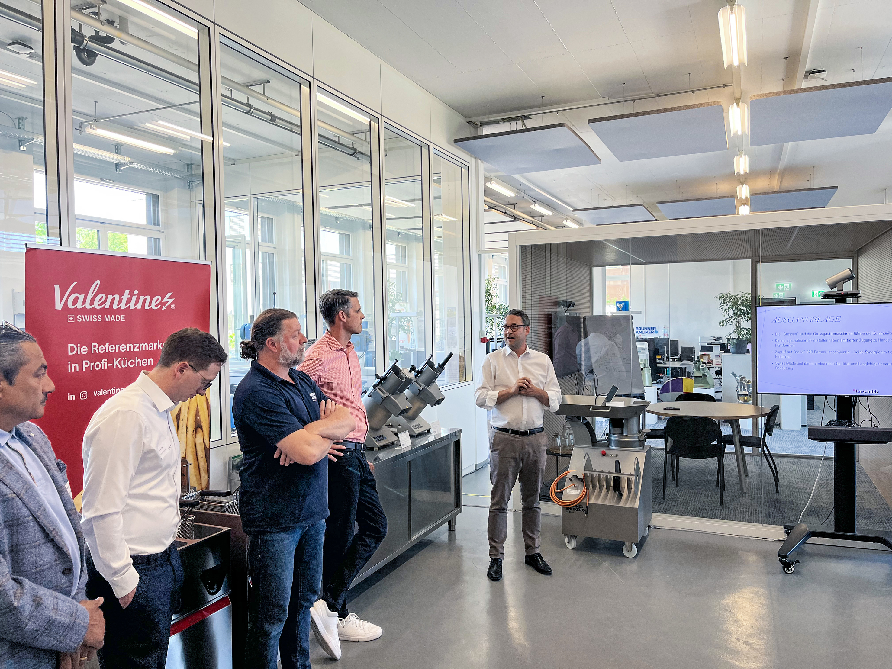 Lukas Arnet, Delegierter des Verwaltungsrates und Leiter Marketing & Verkauf der Brunner-Anliker Maschinen AG, stellte den Verein Ensemble Schweizer Gastroplanern vor.