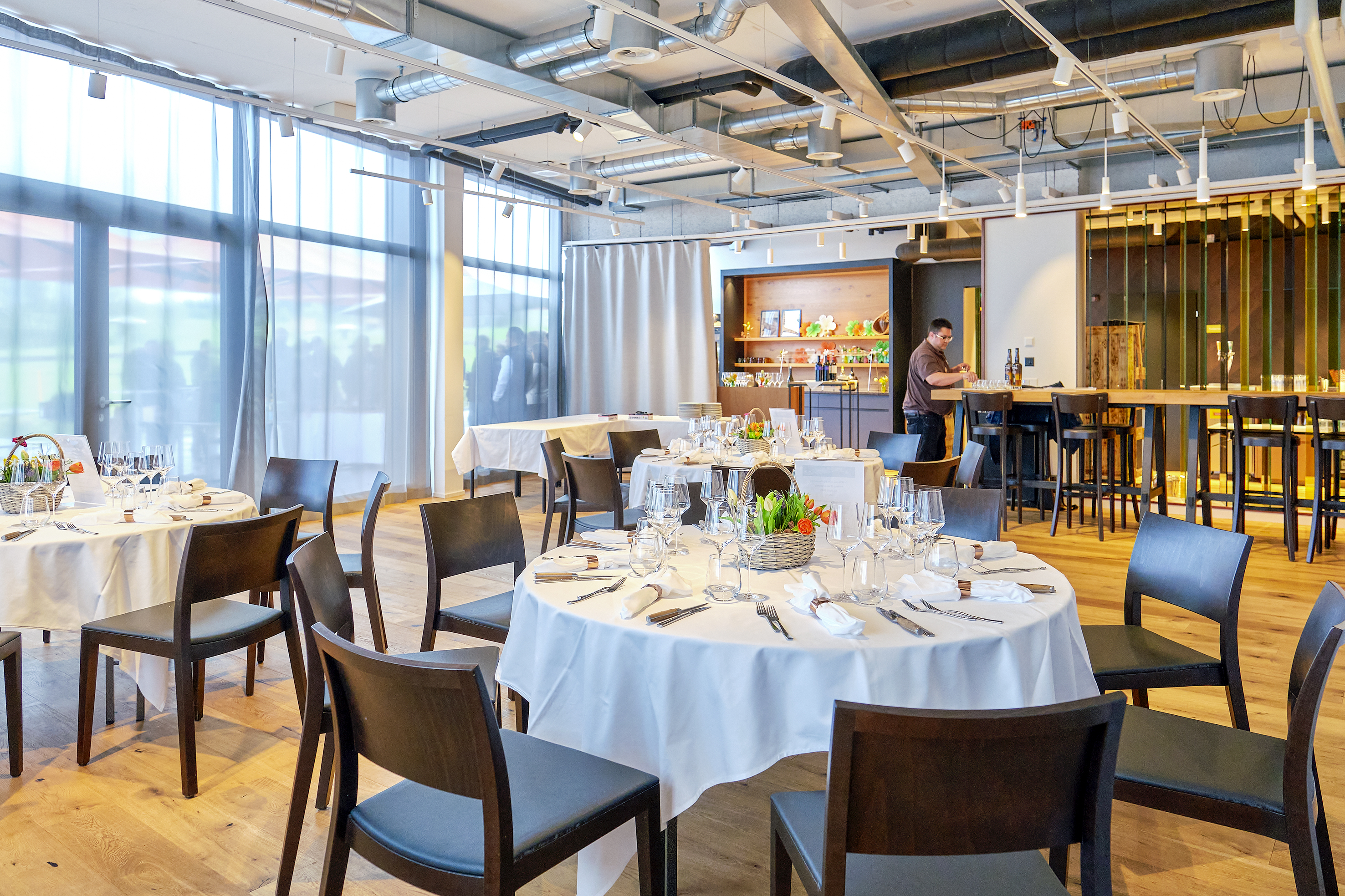 In der Eventlocation ist alles aufgedeckt und bereit für den Grillabend.