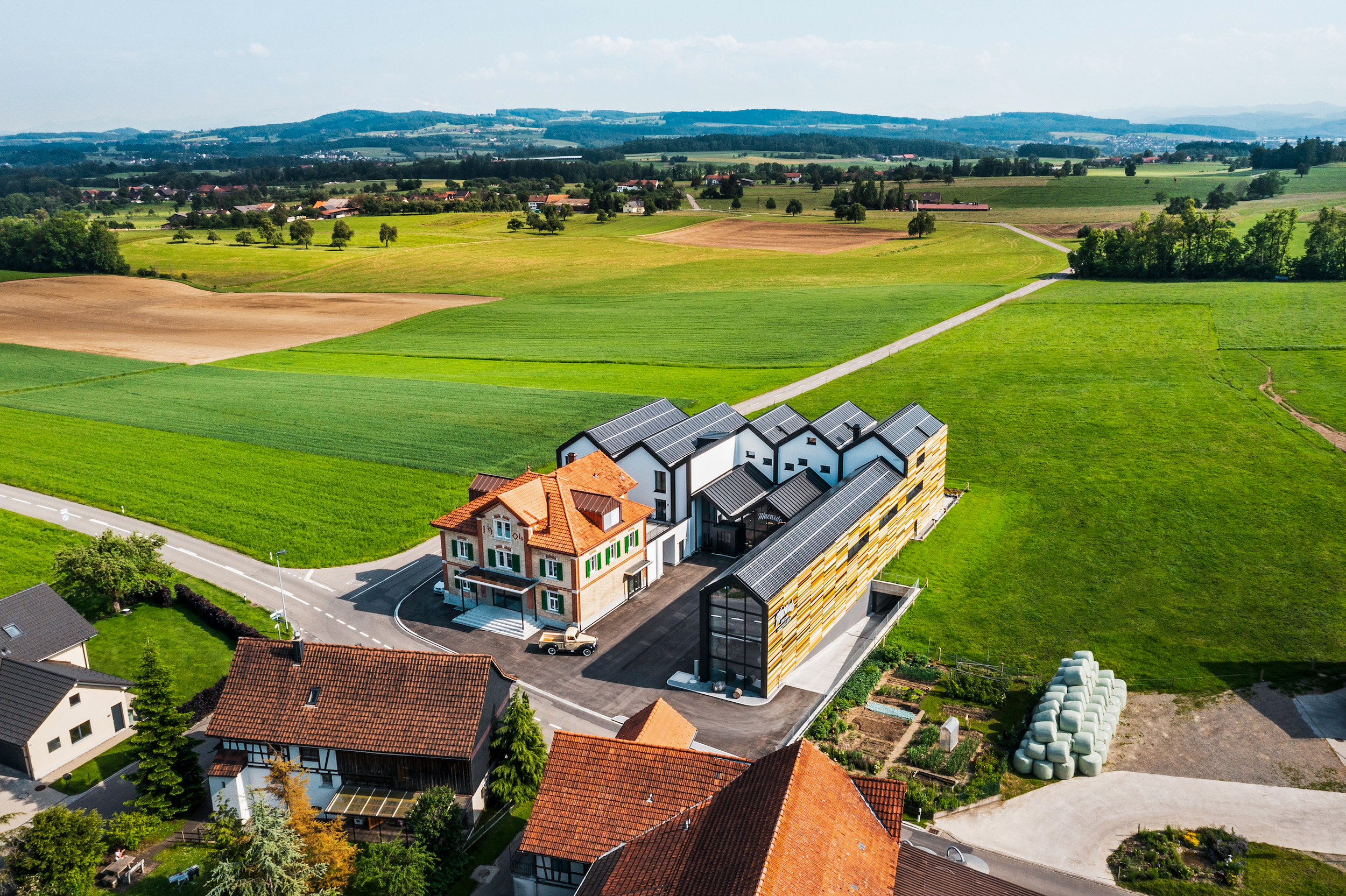 Die Macardo Swiss Distillery in Amlikon-Bissegg liegt eingebettet in die Thurgauer Hügellandschaft. Hier treffen Tradition, Brennkunst und stilvolle Architektur aufeinander.