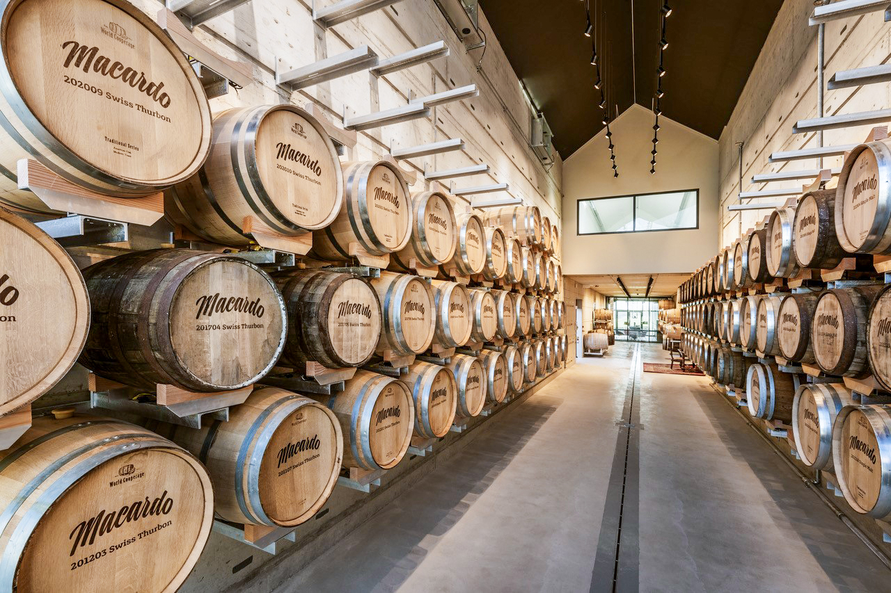 Die Honesty Bar ist 24/7 geöffnet. Hier bedienen sich die Gäste selbst und rechnen auch selbst ab. Die Destillate reifen im hochmodernen Fasslager. Hier ist Platz für bis zu 450 Holzfässer.