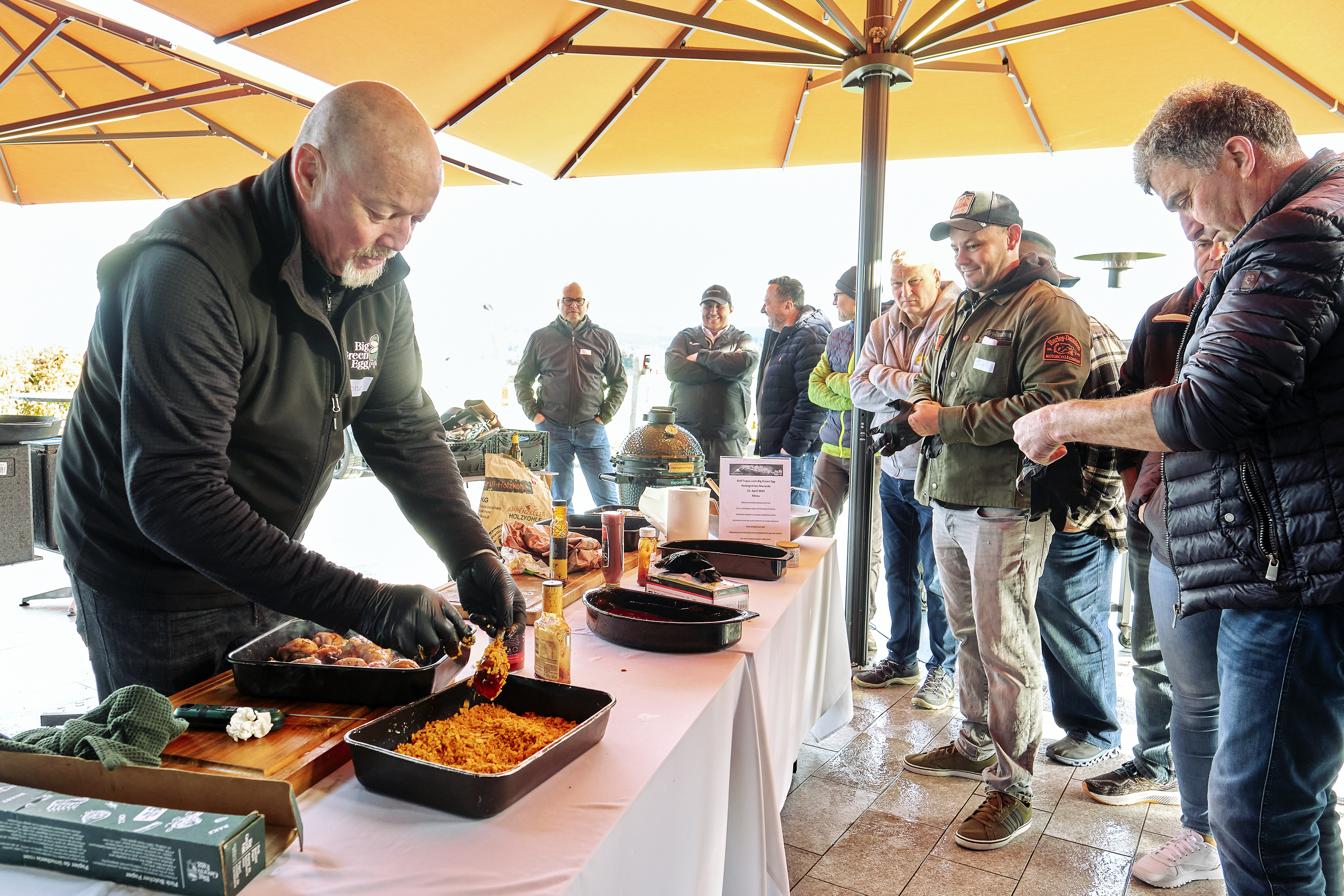 Alle Augen sind auf John Daly gerichtet: Der gebürtige Irländer und Geschäftsleiter von Big Green Egg Schweiz gibt viele Grillkurse.