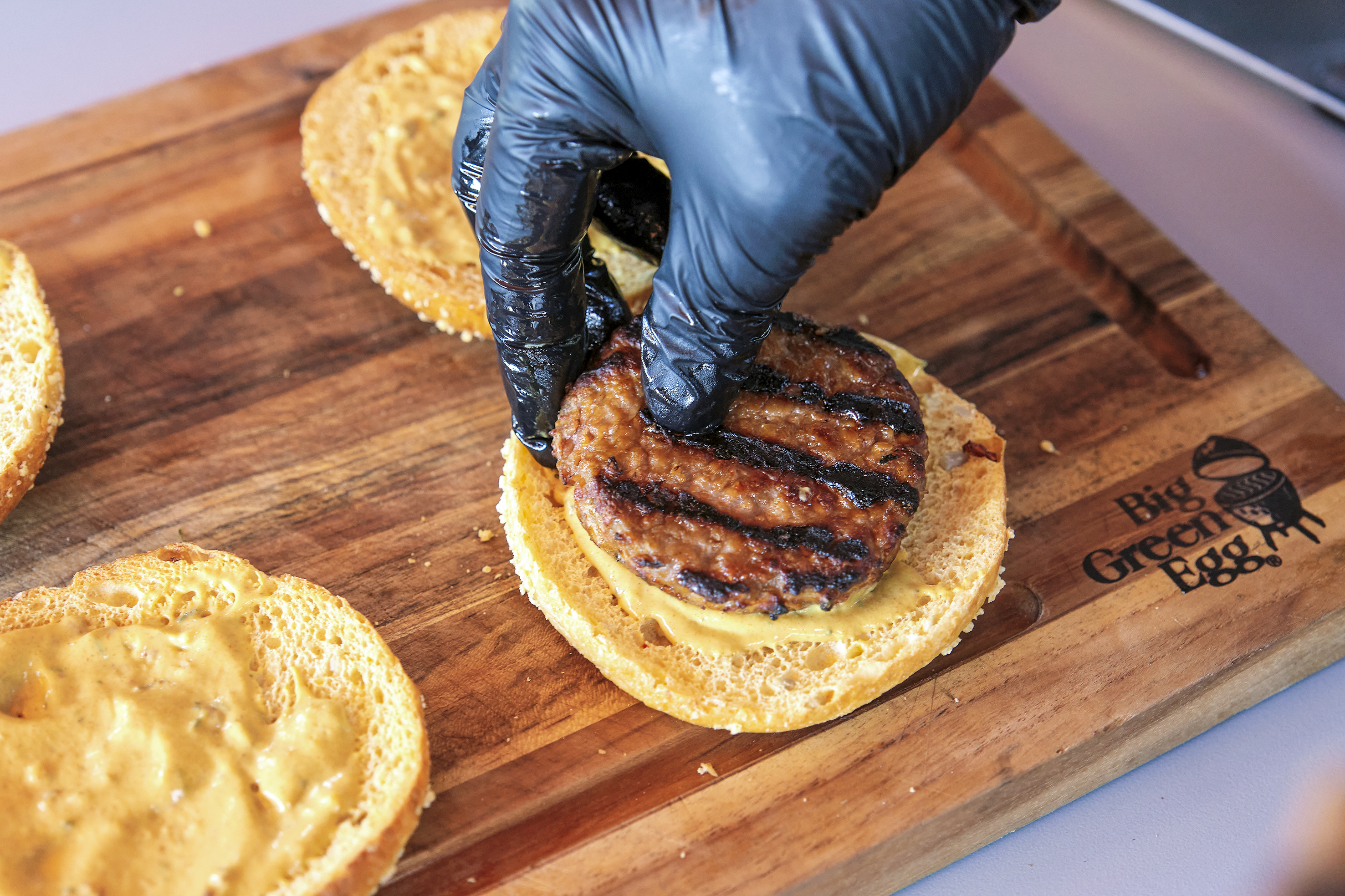 Ob Fleischburger oder pflanzliche Alternative: Optisch macht es kaum einen Unterschied und auch geschmacklich überzeugen beide.