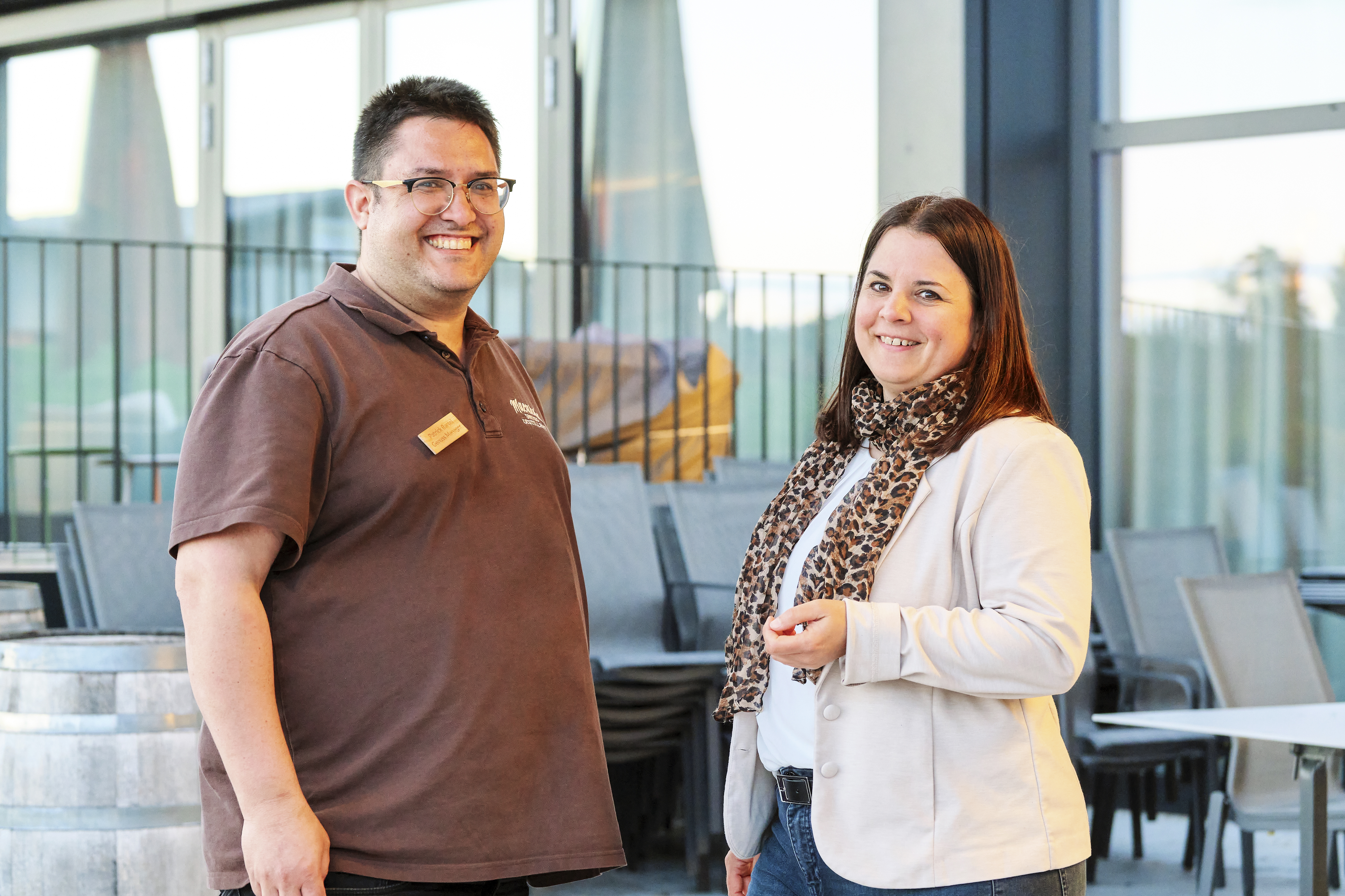 Patrick Bartel, Genuss-Manager bei Macardo, und Daniela Lehmann, Produkt Manager der Delico AG, freuen sich über die zahlreichen Grillkurs-Teilnehmenden.