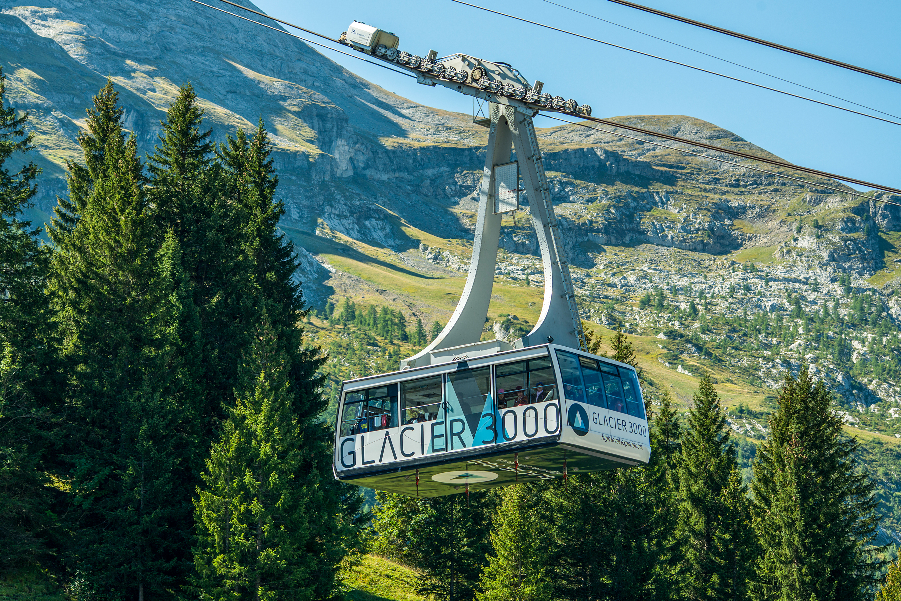 Glacier 3000: Vom Col du Pillon bringt eine Gondelbahn die Gäste direkt auf den Scex Rouge, wo ganzjährig rund 70 Prozent Ausflügler und 30 Prozent Schneesportlerinnen Schnee, Natur und Berge erleben.