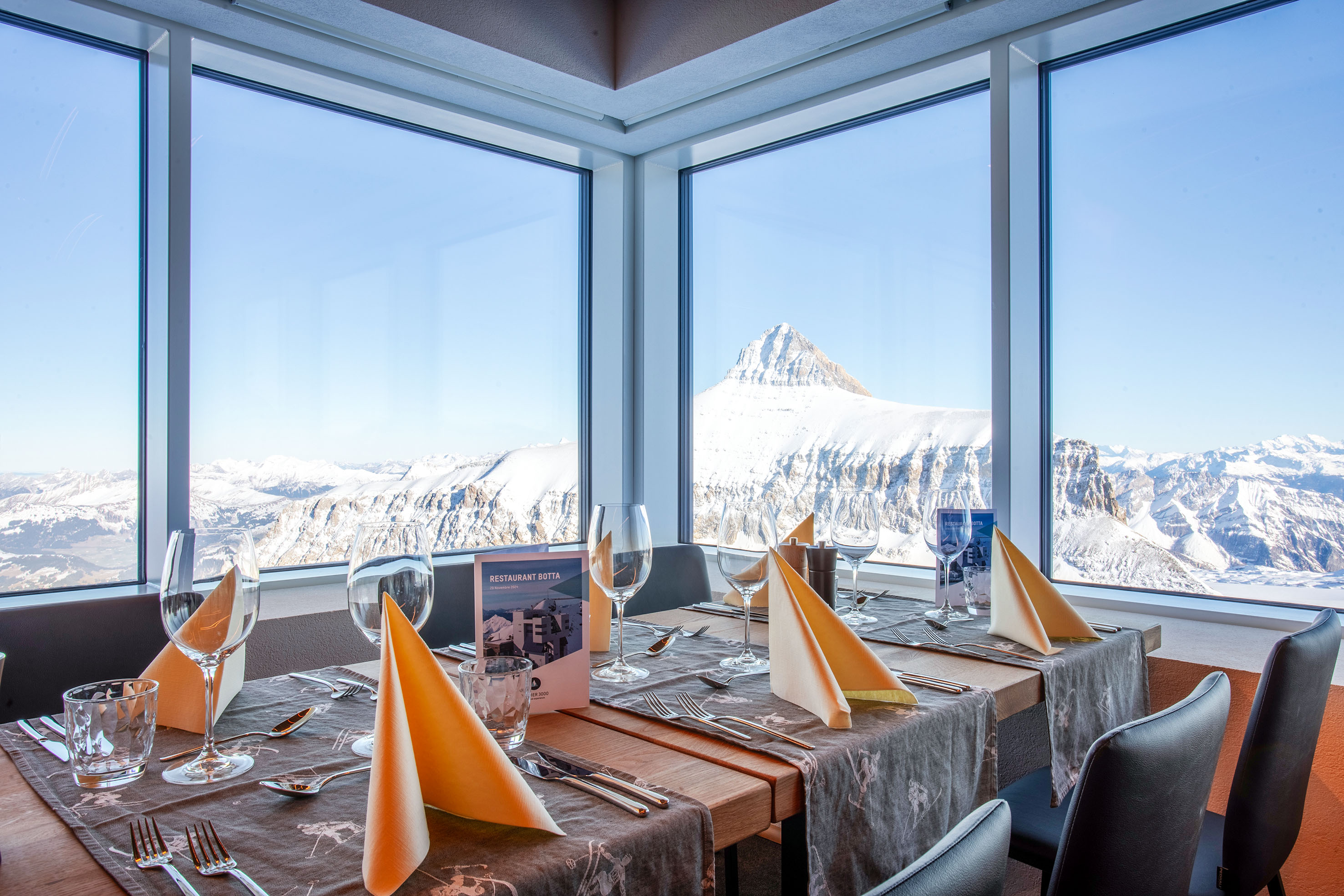 Das Restaurant Botta ist eines von drei Restaurants auf dem Glacier 3000 und bietet einen bedienten Service und eine raffinierte regionale Küche.