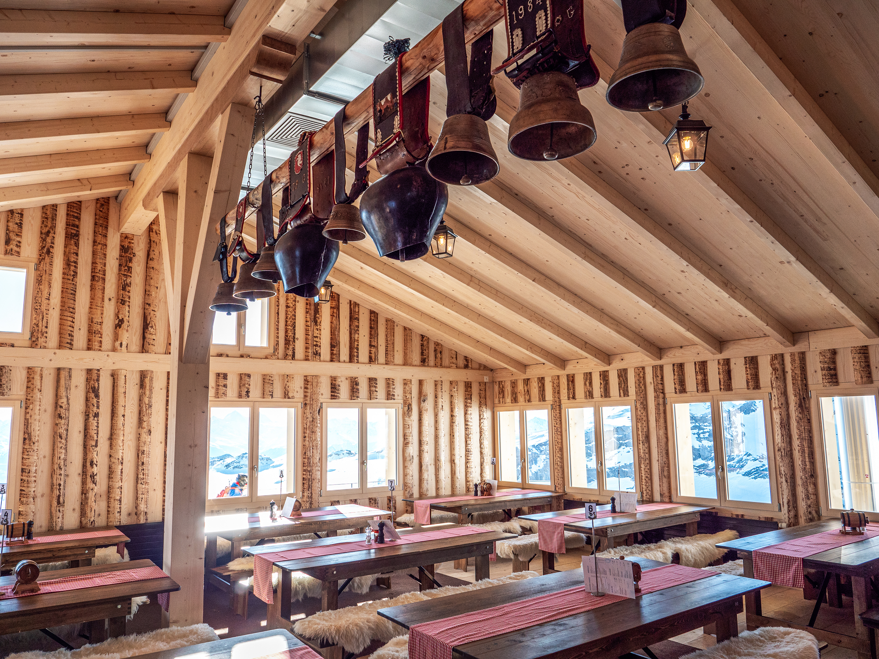 Das Chalet Carnotzet wurde an der Stelle der alten Bergstation errichtet und serviert Schweizer Klassiker zu einem schönen Panorama.
