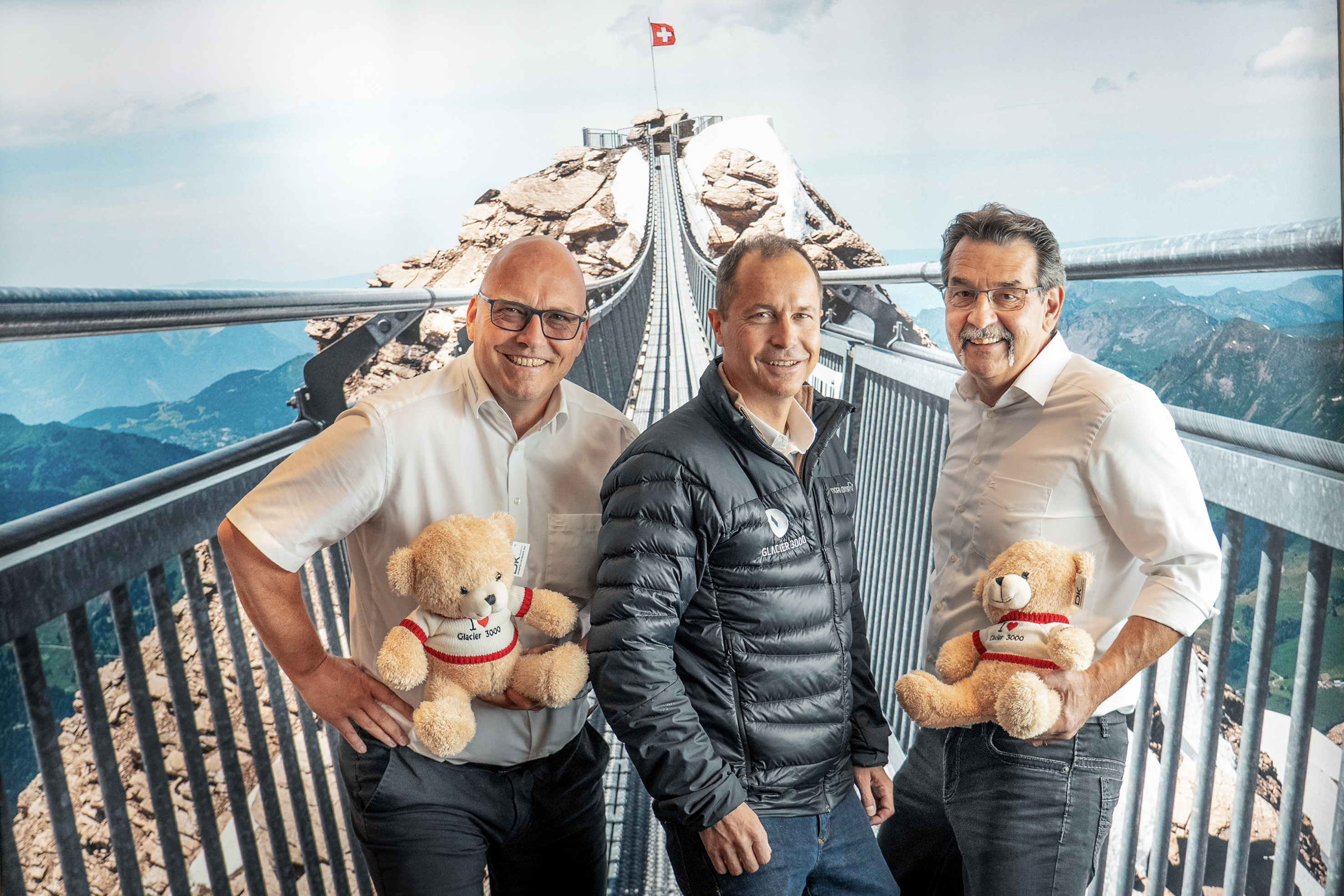 Die Gastrobetriebe schreiben schwarze Zahlen – dank einem Letter of Intent profitieren davon beide Seiten: Gstaad 3000 mit CEO Bernhard Tschannen und die Hugentobler Schweizer Kochsysteme, hier vertreten durch Yves Krähenbühl (l.), und Bruno Dietz (r.).