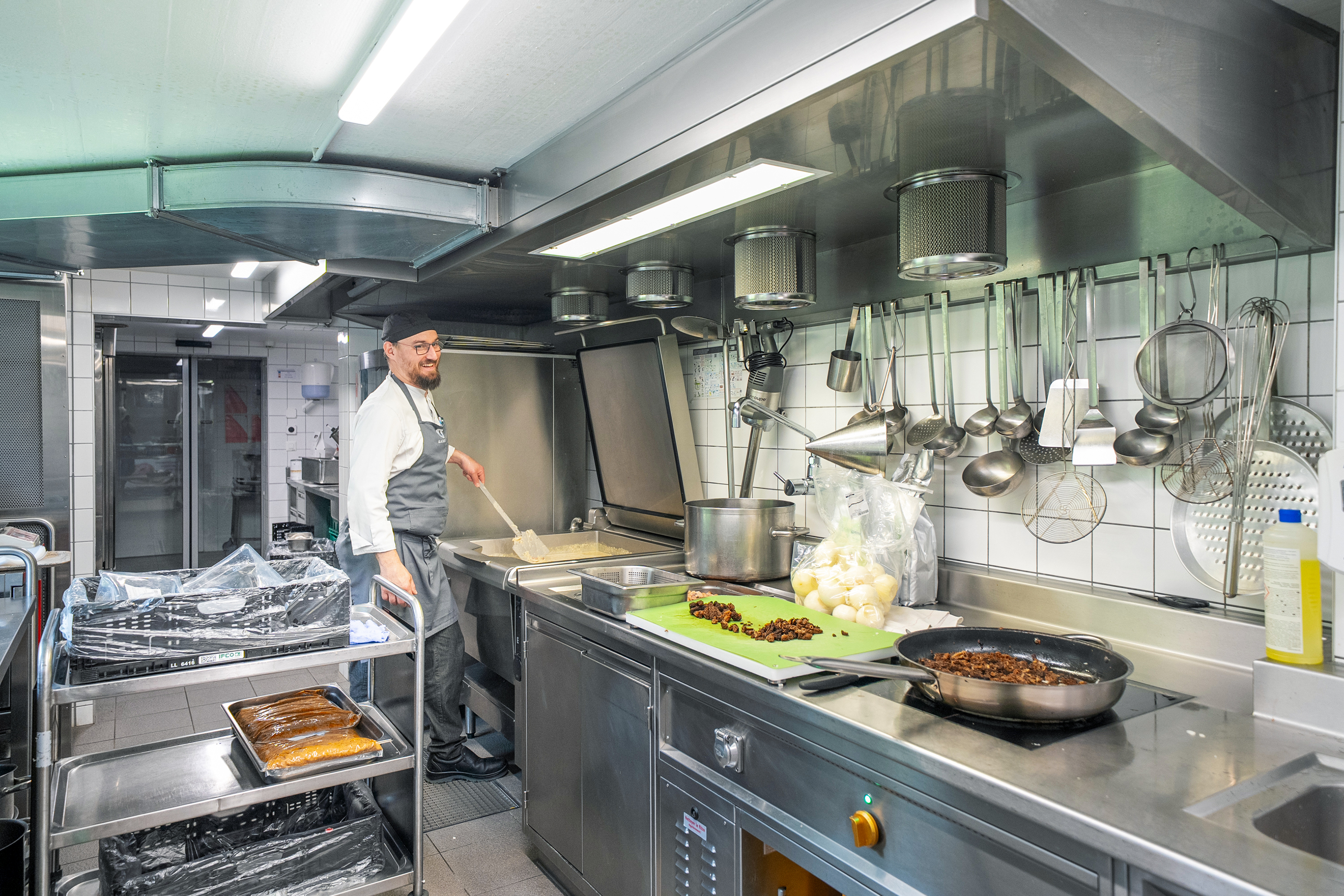 Mal sind es zehn, mal mehrere hundert Gäste – diese Schwankungen muss ein Team bewältigen. Eine Vorproduktion im Tal schaffte Planbarkeit und sicherte die sofortige Einsatzbereitschaft nach Schlechtwetterphasen auf dem Berg.