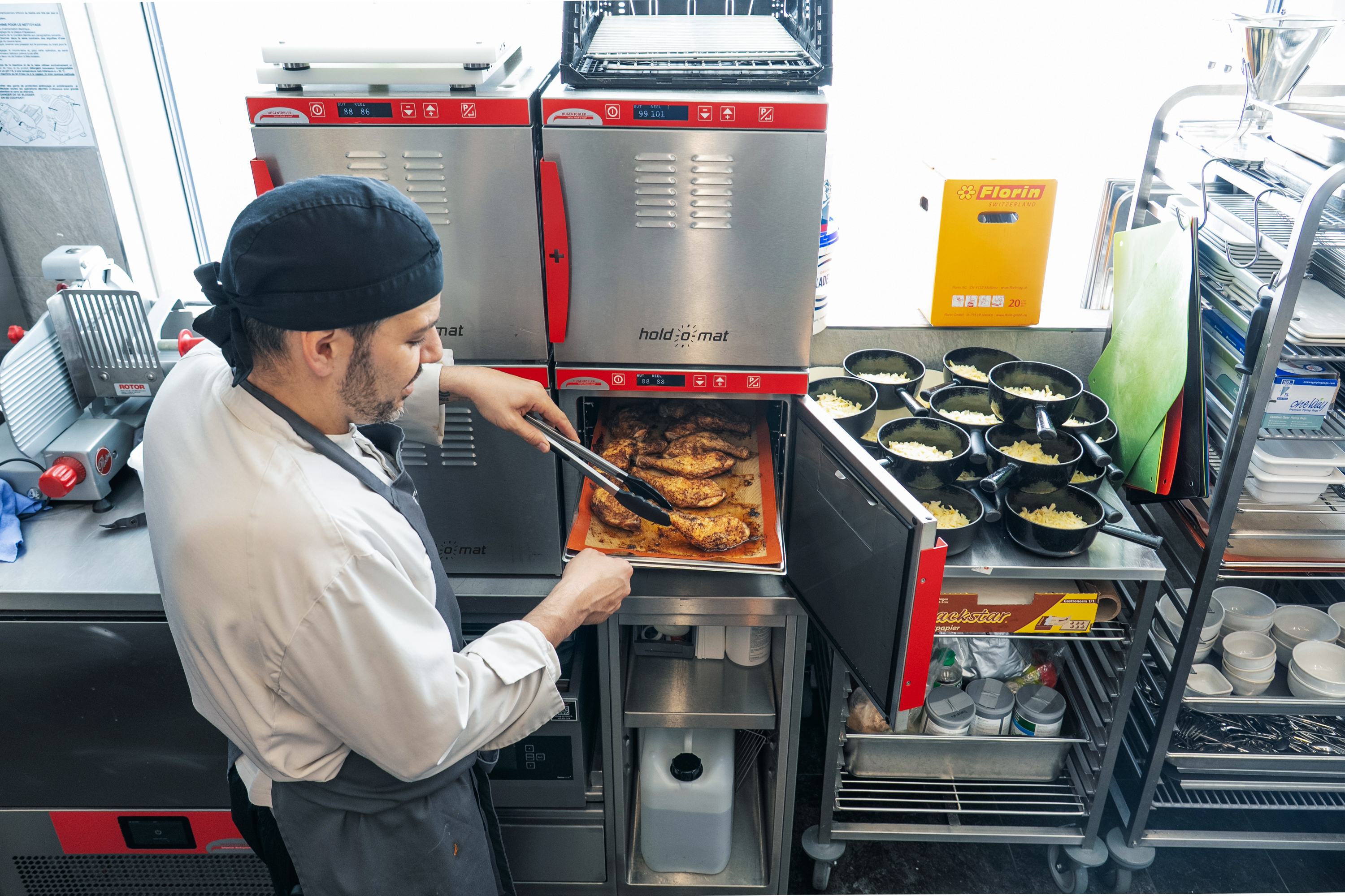 Die Hold-o-maten der Hugentobler Schweizer Kochsysteme AG verfügen über ein raffiniertes Entfeuchtungssystem, das panierte Speisen besonders knusprig hält.