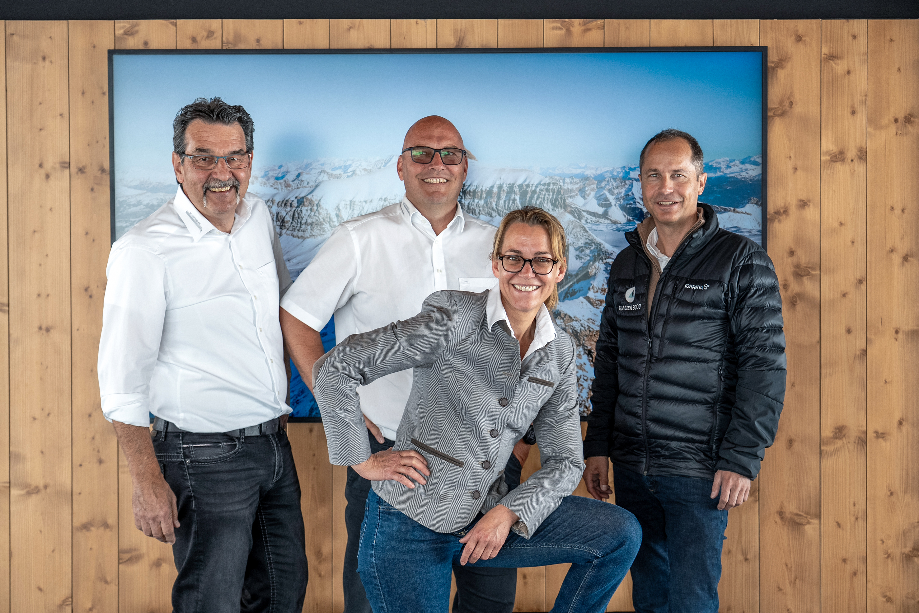 Eine Kooperation, die Geschichte schreibt: Bernhard Tschannen (r.), CEO der Gstaad 3000 AG, Bruno Dietz (l.), Key Account Manager, und Yves Krähenbühl, Leiter Küchenplanung der Hugentobler Schweizer Kochsysteme AG, mit Nadja Widmer, Leiterin Gastronomie, bei der heute alle Fäden zusammenlaufen.