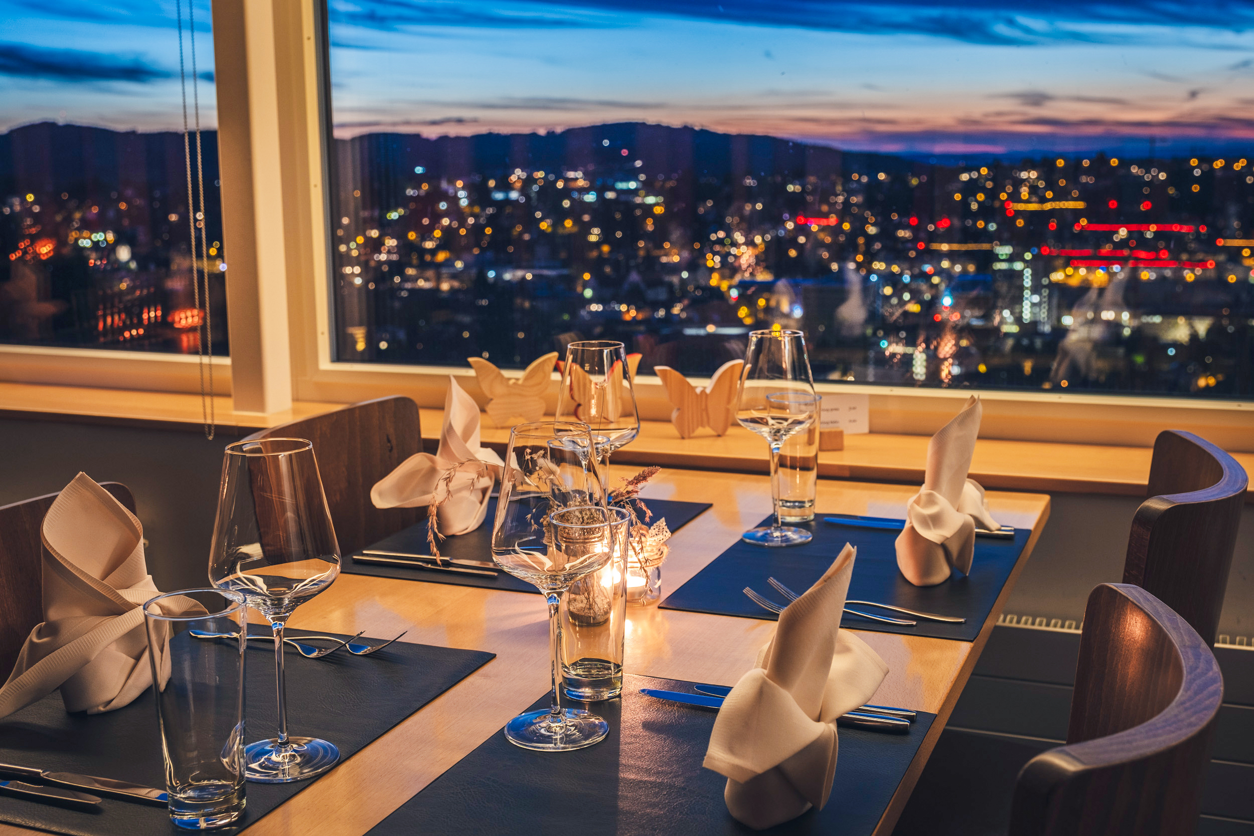 Dank grosszügigen Fensterfronten lässt sich die Aussicht auch bei schlechtem Wetter oder an kühlen Abenden geniessen.