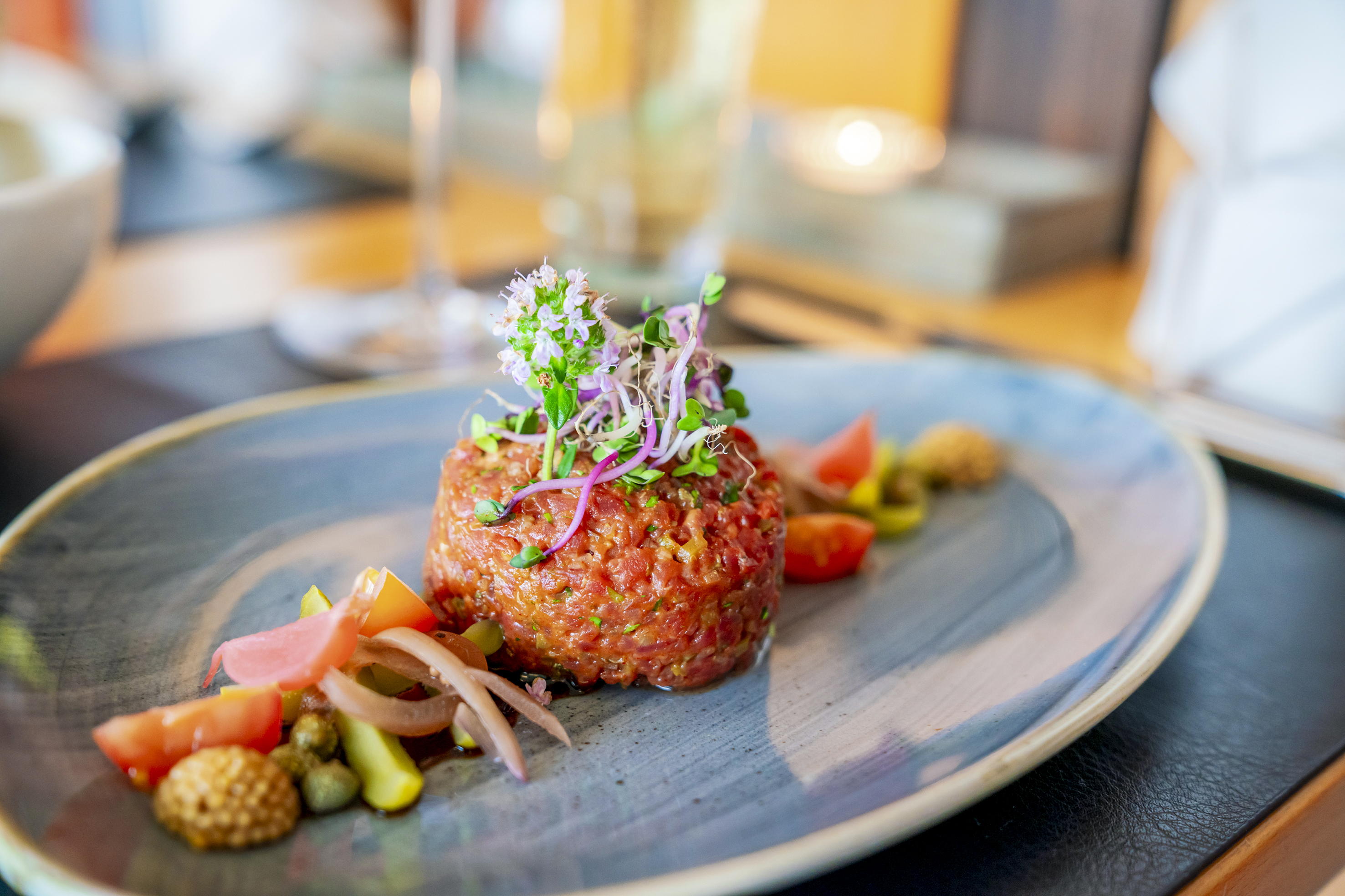 Für das Rindstatar mit Senfkaviar, eingelegten Zwiebeln, Cornichons und Kapern kommen die Gäste auch an Schlechtwettertagen.
