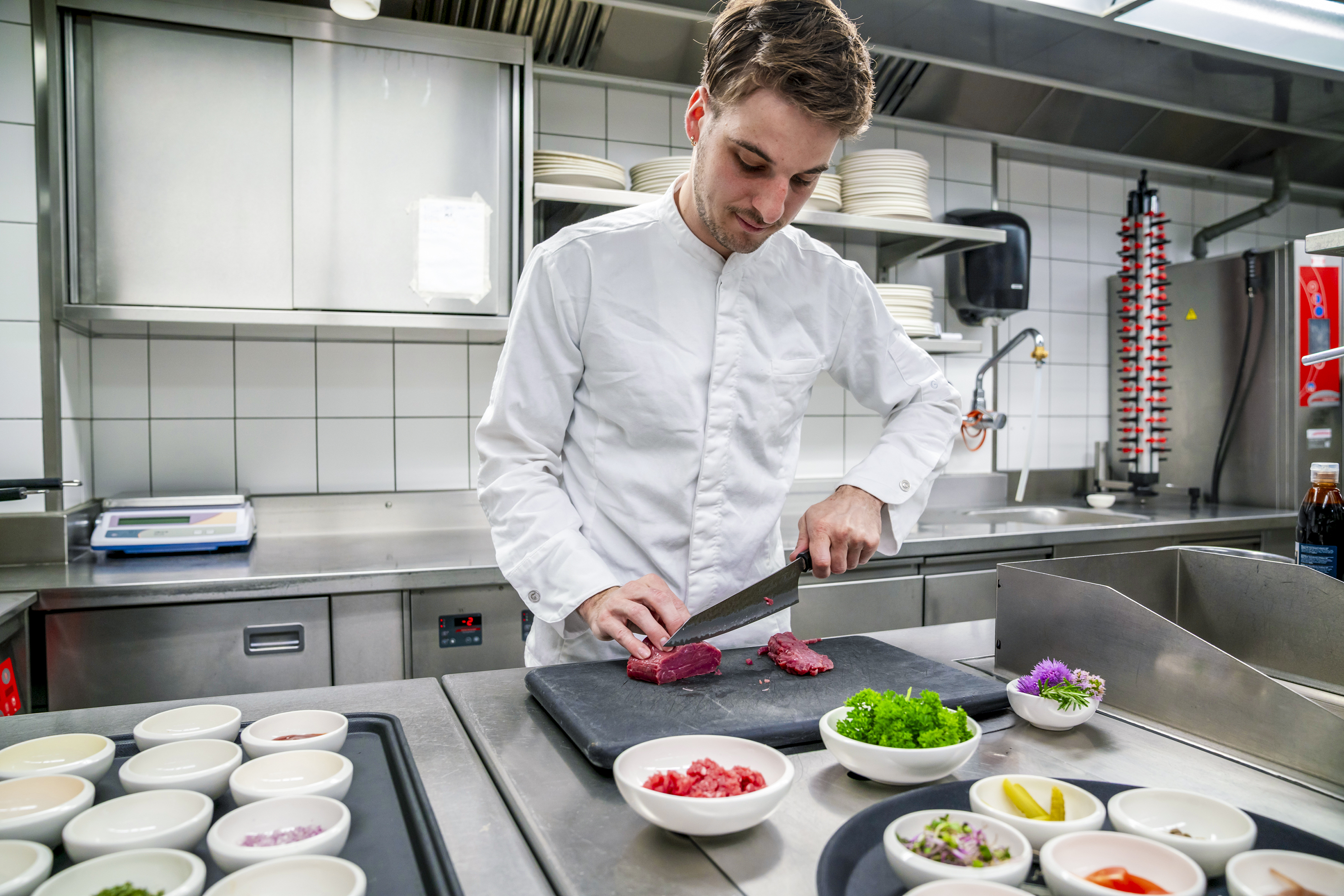 Das Rindstatar schneidet Lukas Fuster frisch von Hand.