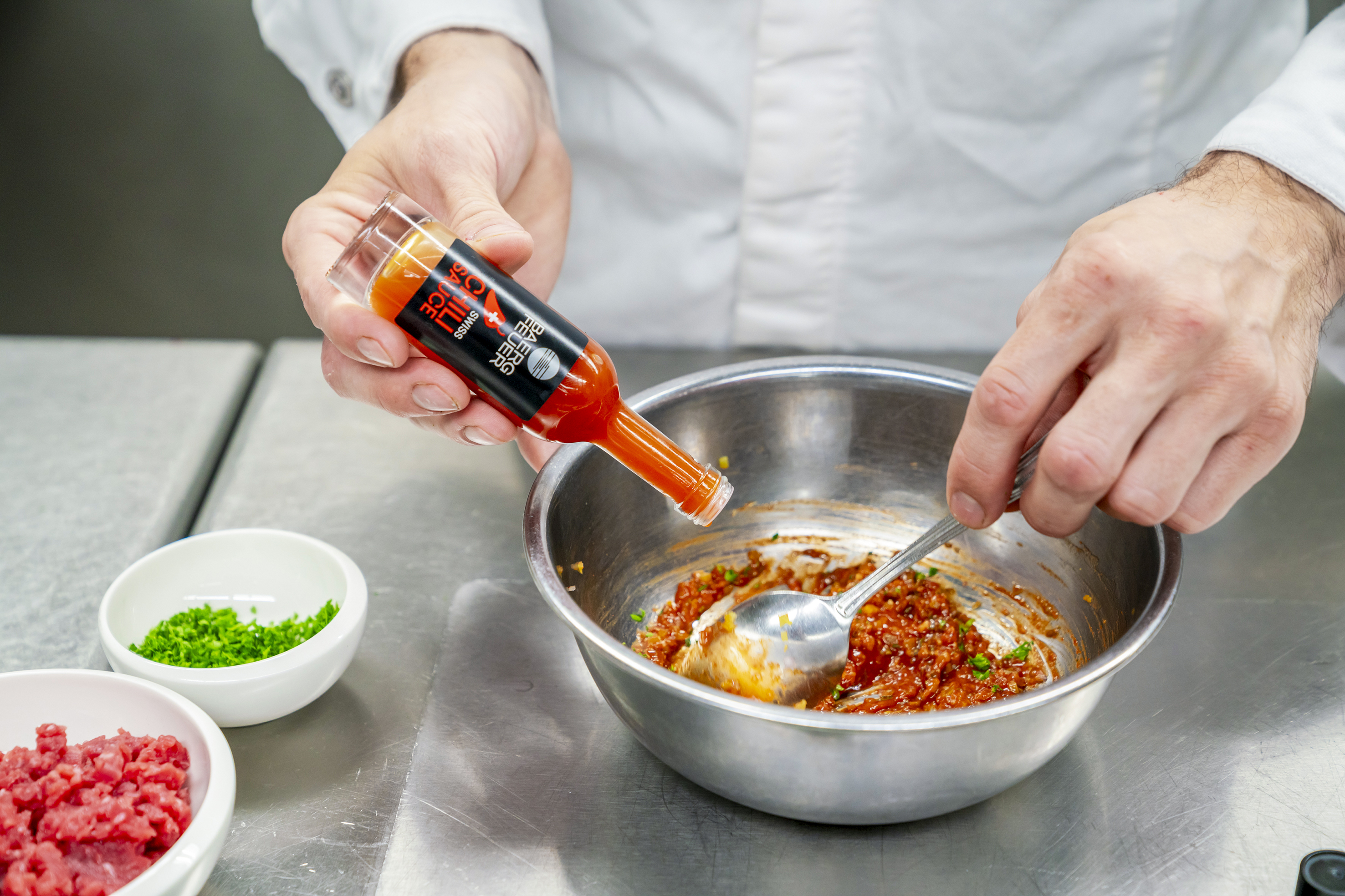 Bereits bei der Zubereitung gibt Lukas Fuster ein wenig Baergfeuer Chilisauce dazu – für eine ausgewogene, fruchtige Grundschärfe.