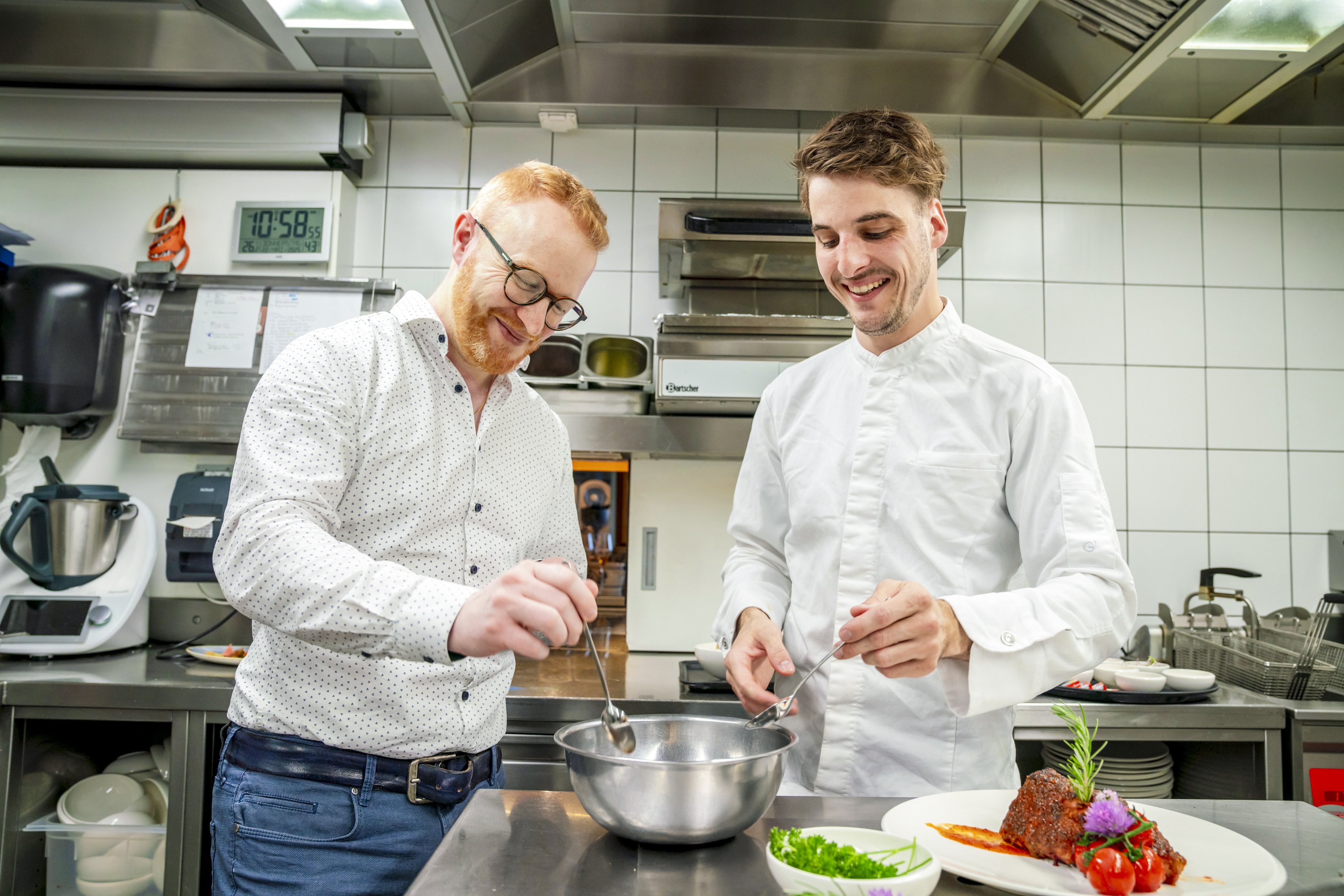 Neu im Sortiment: Sandro Gemperli hat für Lukas Fuster auch die Baergfeuer Swiss Sweet Chili Sauce zum Probieren mitgebracht.