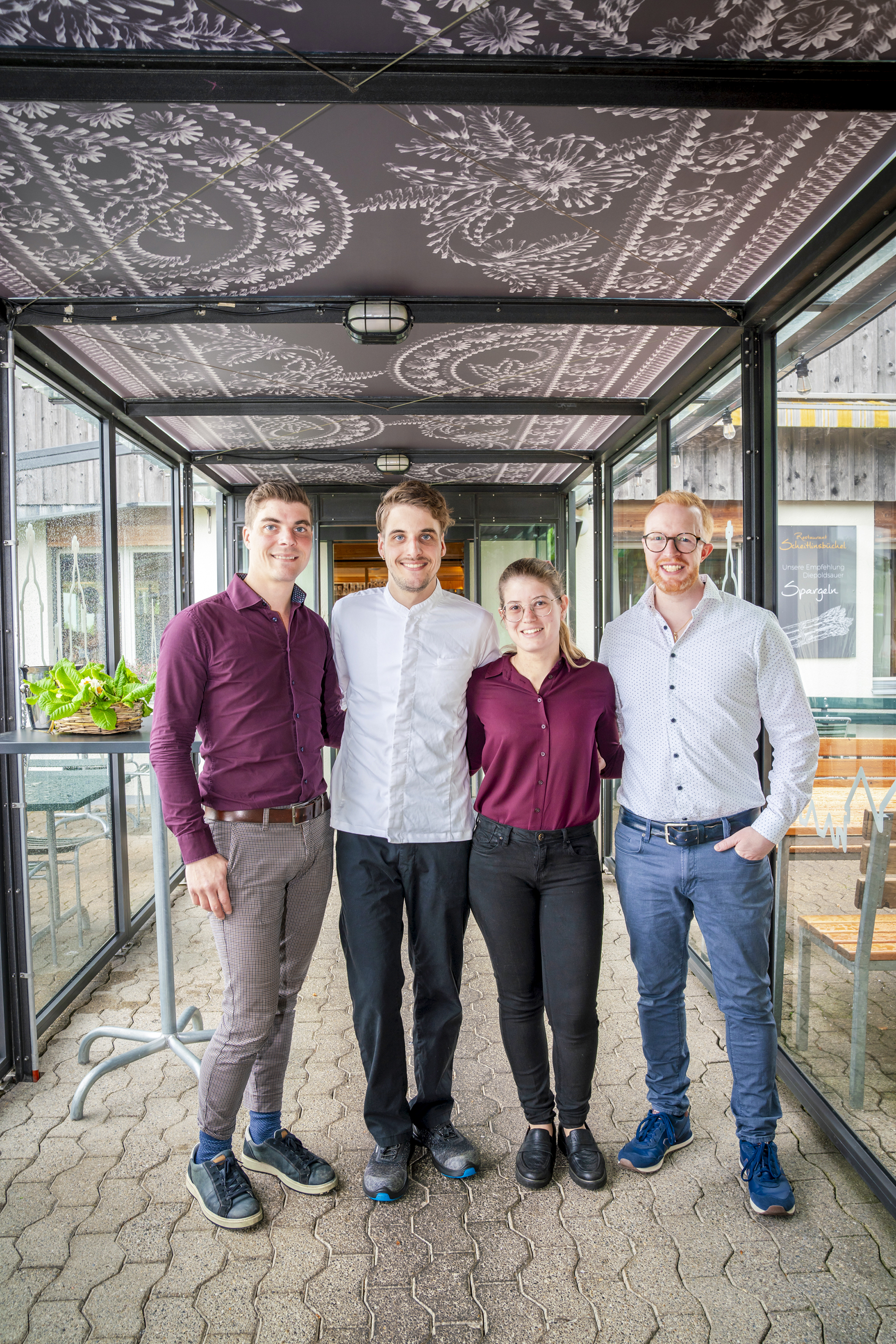 Innovative Zusammenarbeit: Andreas Fuster, Lukas Fuster und Stefanie Ebneter vom Restaurant Scheitlinsbüchel mit Sandro Gemperli, Product Manager der Delico AG.