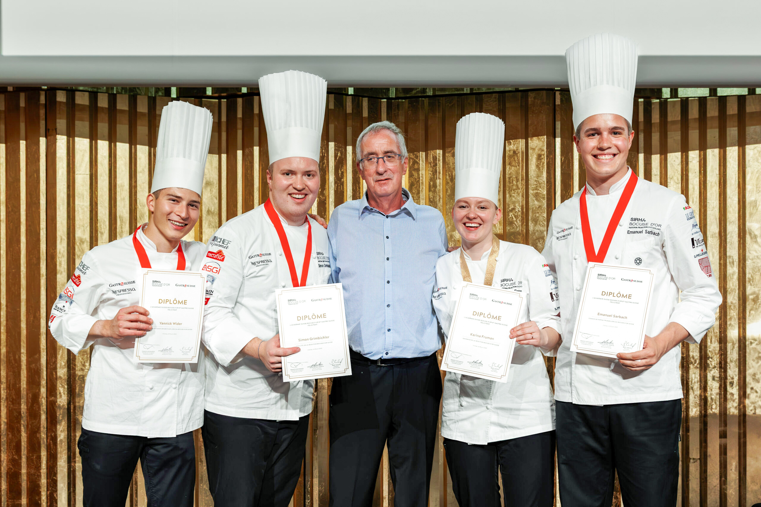 Kandidat Simon Grimbichler (2.v.l.) mit Commis Yannick Wider (l.), Lucien Mosimann, Koordinator Académie Suisse Bocuse d’Or, und Karina Fruman, Siegerin 2025, mit Commis Emanuel Sarbach.