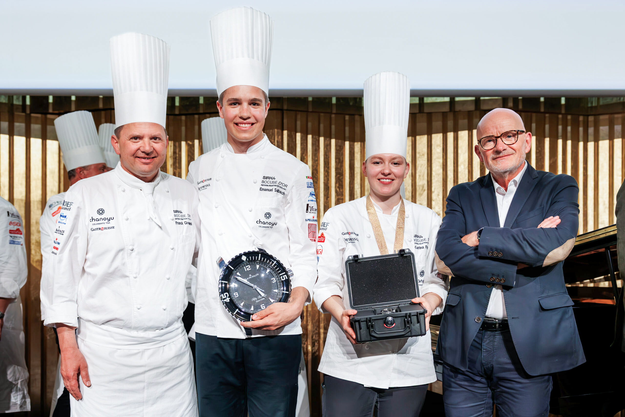 Franck Giovannini, Präsident Académie Suisse Bocuse d’Or, Commis Emanuel Sarbach, Karina Fruman, Gewinnerin Bocuse d’Or Suisse 2025, und Florent Supplisson, Gastronomy Event Director GL Events, Bocuse d’Or Mondial (v.l.).