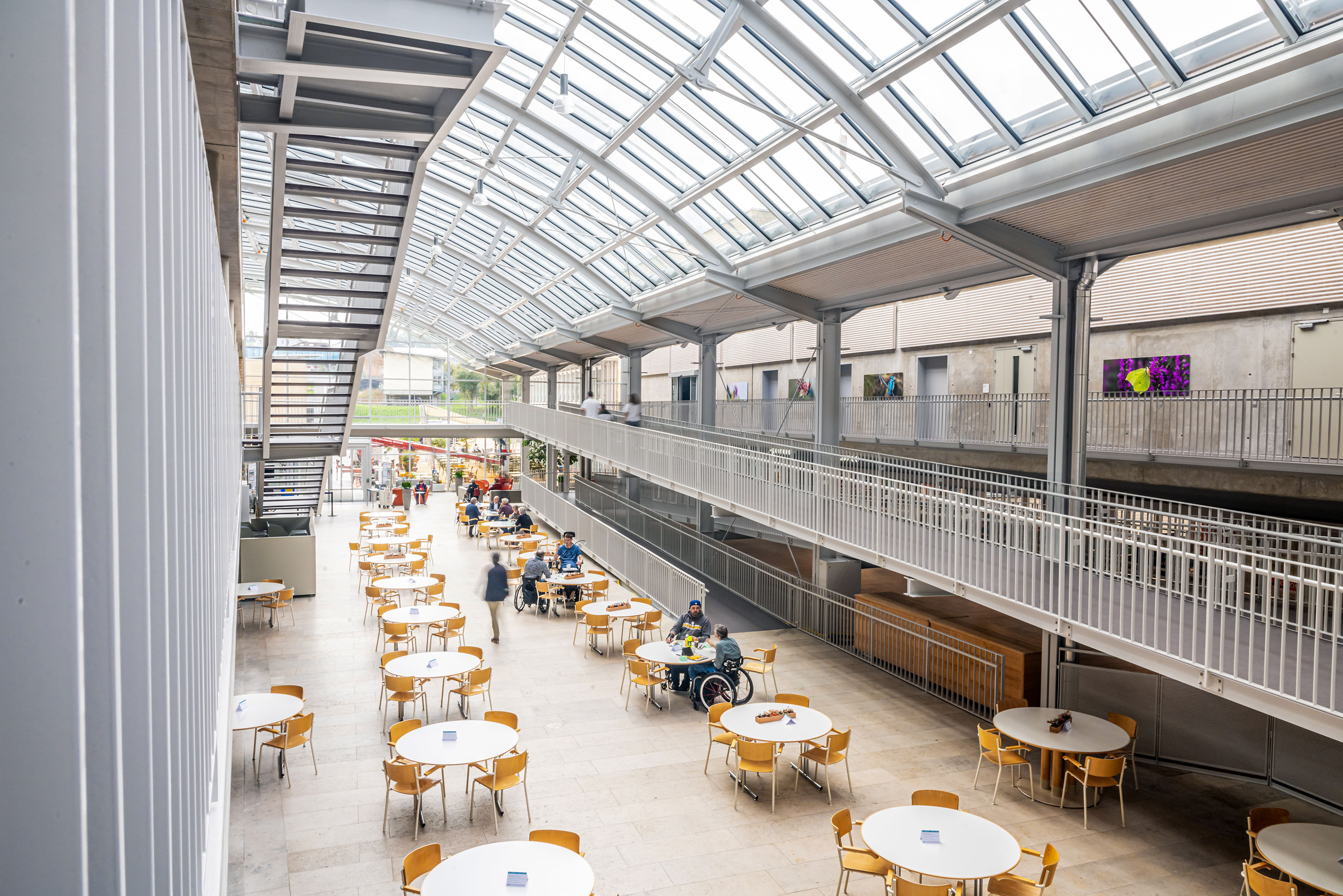 In der grossen Eingangshalle befindet sich nebst dem hauseigenen Restaurant Centro auch eine öffentliche Apotheke.