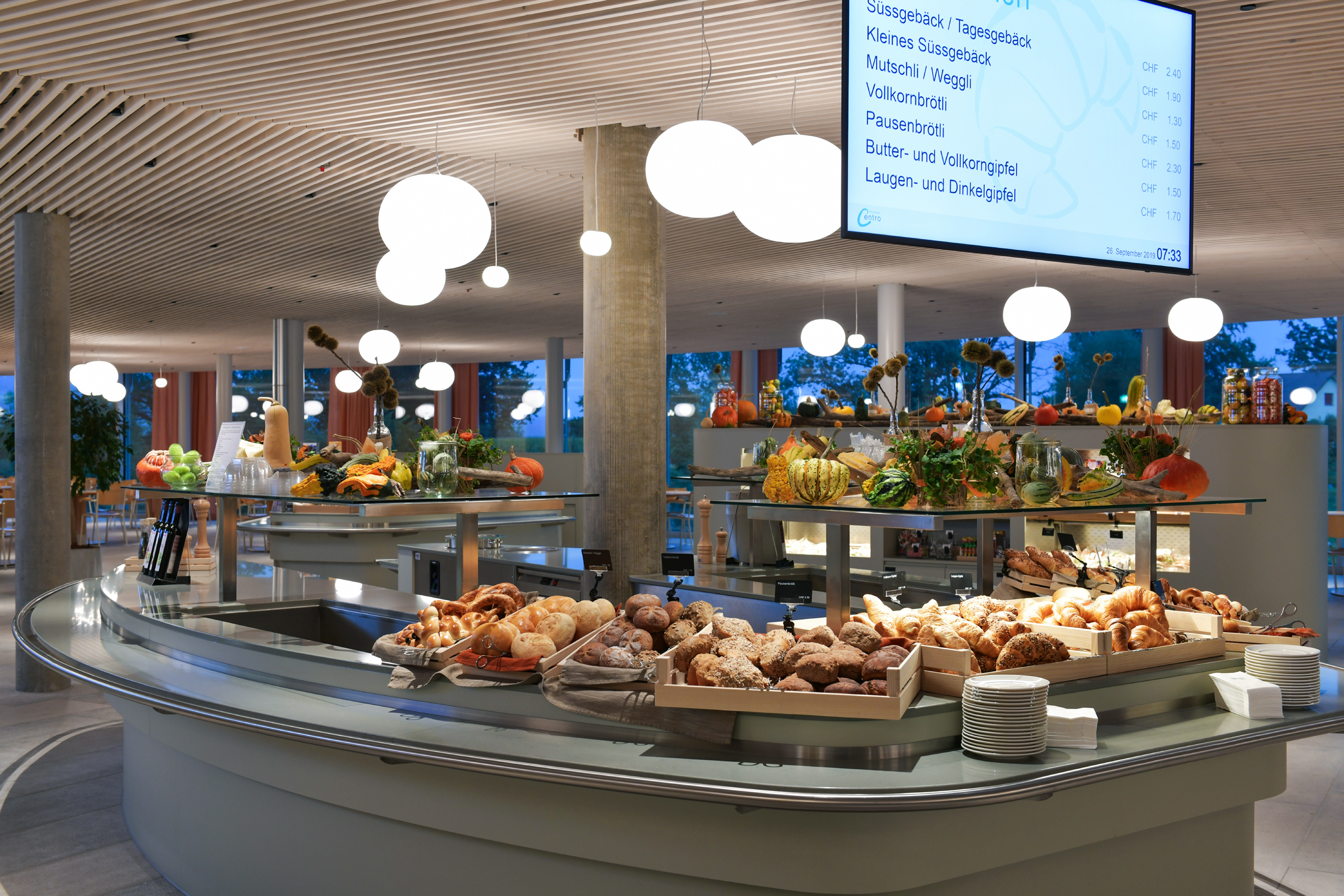 Im Restaurant Centro ermöglichen tiefere Theken Menschen im Rollstuhl die Selbstbedienung. Serviert wird eine regionale, saisonale Küche.