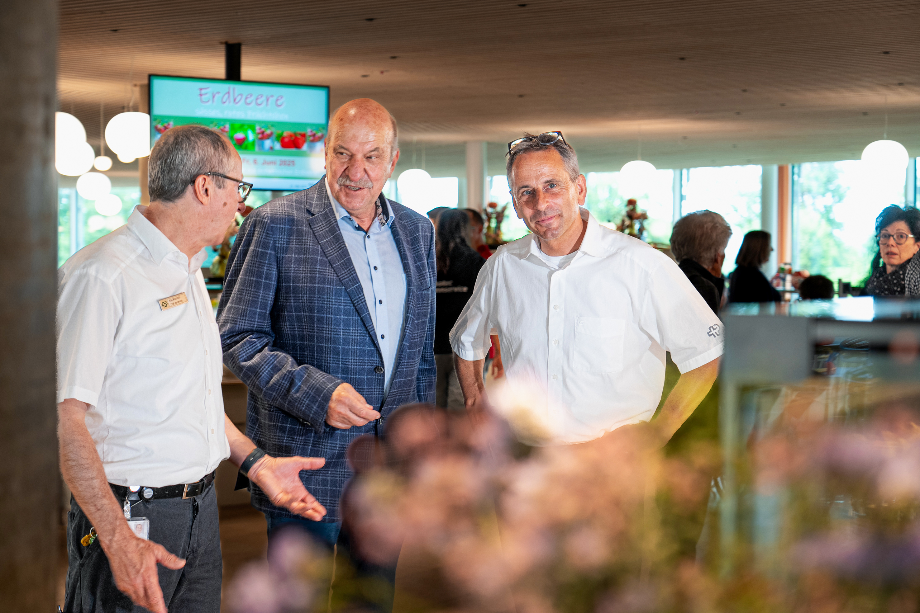 Reto Garbely (r.), Leiter Gastronomie im Schweizer Paraplegiker-Zentrum in Nottwil, hat sich wiederholt für die Speiseverteillösung von Beat Schmalz (Mitte), Inhaber und Geschäftsführer der Schmalz Distributions-Systeme AG, entschieden. Hier im Gespräch mit Ilidio Manuel Silva Machado, Chef de Service.