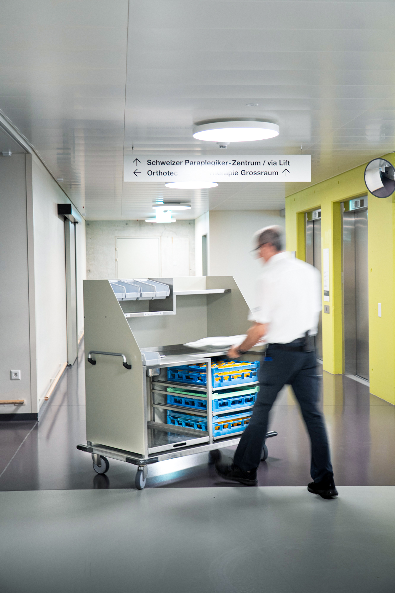 Auch diese Abräumwagen stammen von der Schmalz Distributions-Systeme AG. Sie wurden entsprechend den Bedürfnissen der Patientinnen und Patienten designt.