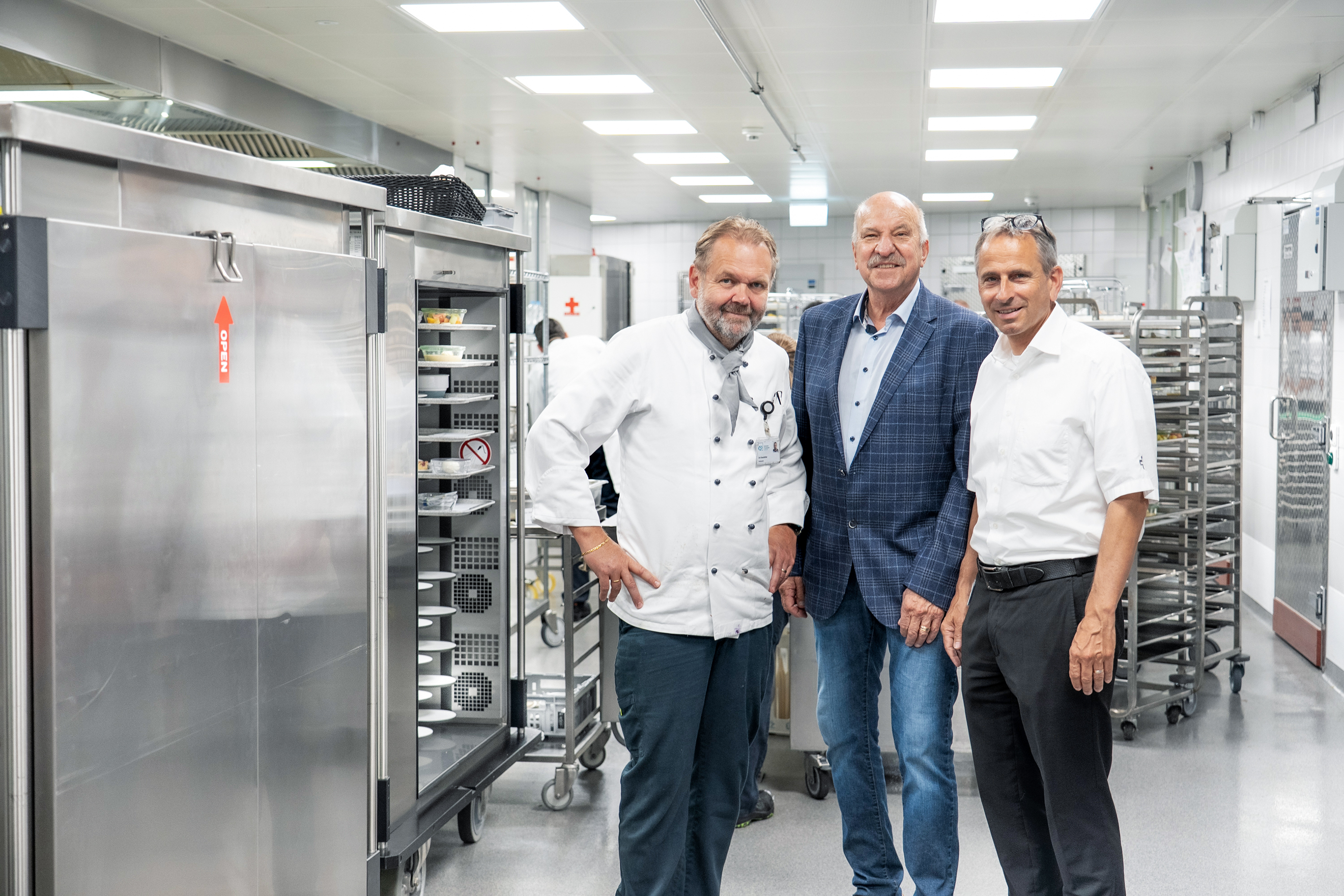 Arbeiten bereits seit zwei Jahrzehnten erfolgreich zusammen: Urs Kneubühler (l.), Küchenchef, und Reto Garbely (r.), Gastronomieleiter im Schweizer Paraplegiker-Zentrum mit Beat Schmalz, Inhaber und Geschäftsführer der Schmalz Distributions-Systeme AG.